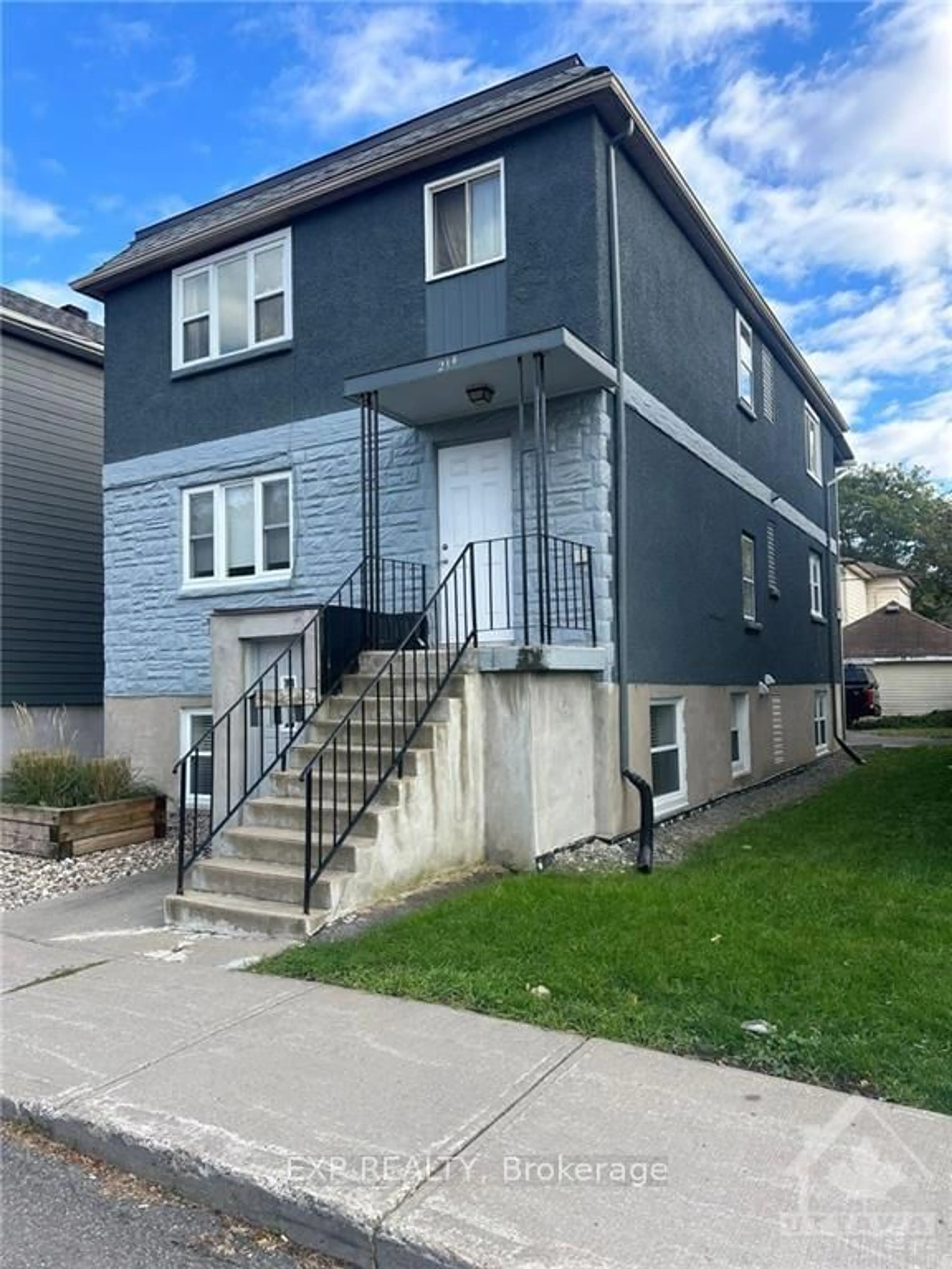 Frontside or backside of a home, the front or back of building for 214 CARILLON St, Vanier and Kingsview Park Ontario K1L 5X8