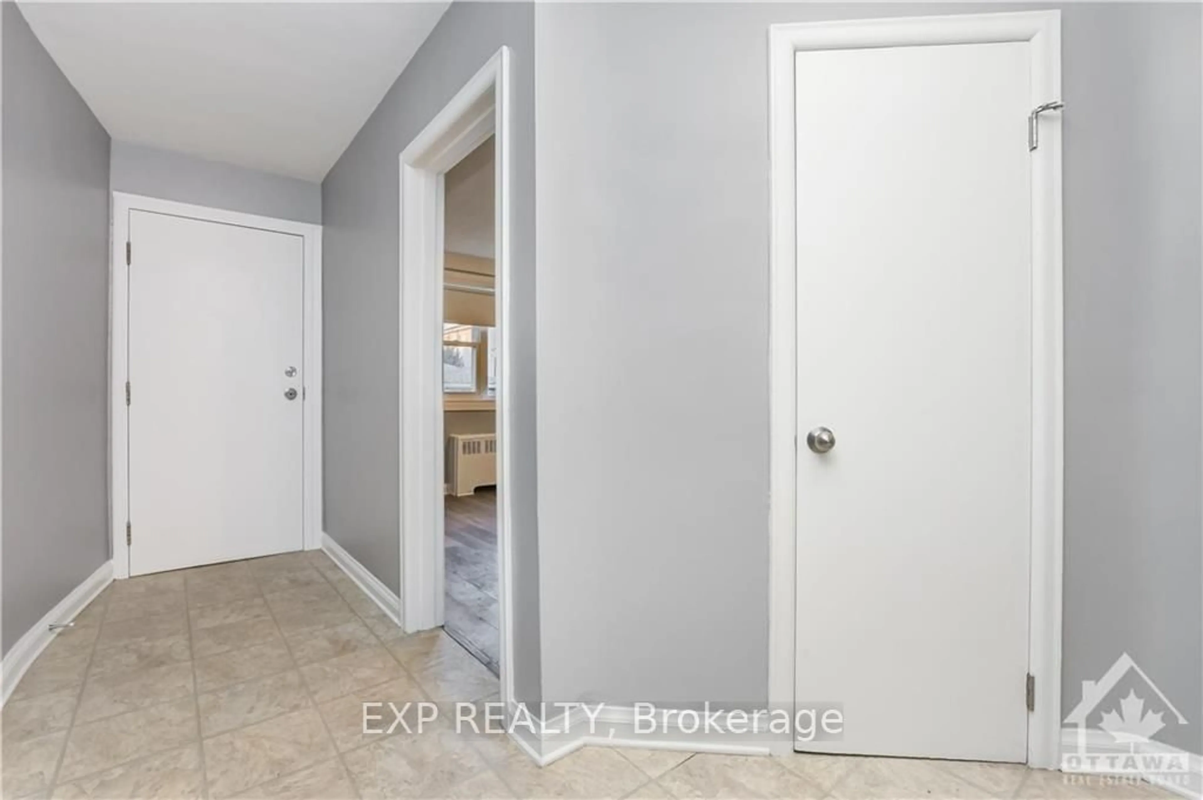 Indoor entryway, not visible floor for 214 CARILLON St, Vanier and Kingsview Park Ontario K1L 5X8