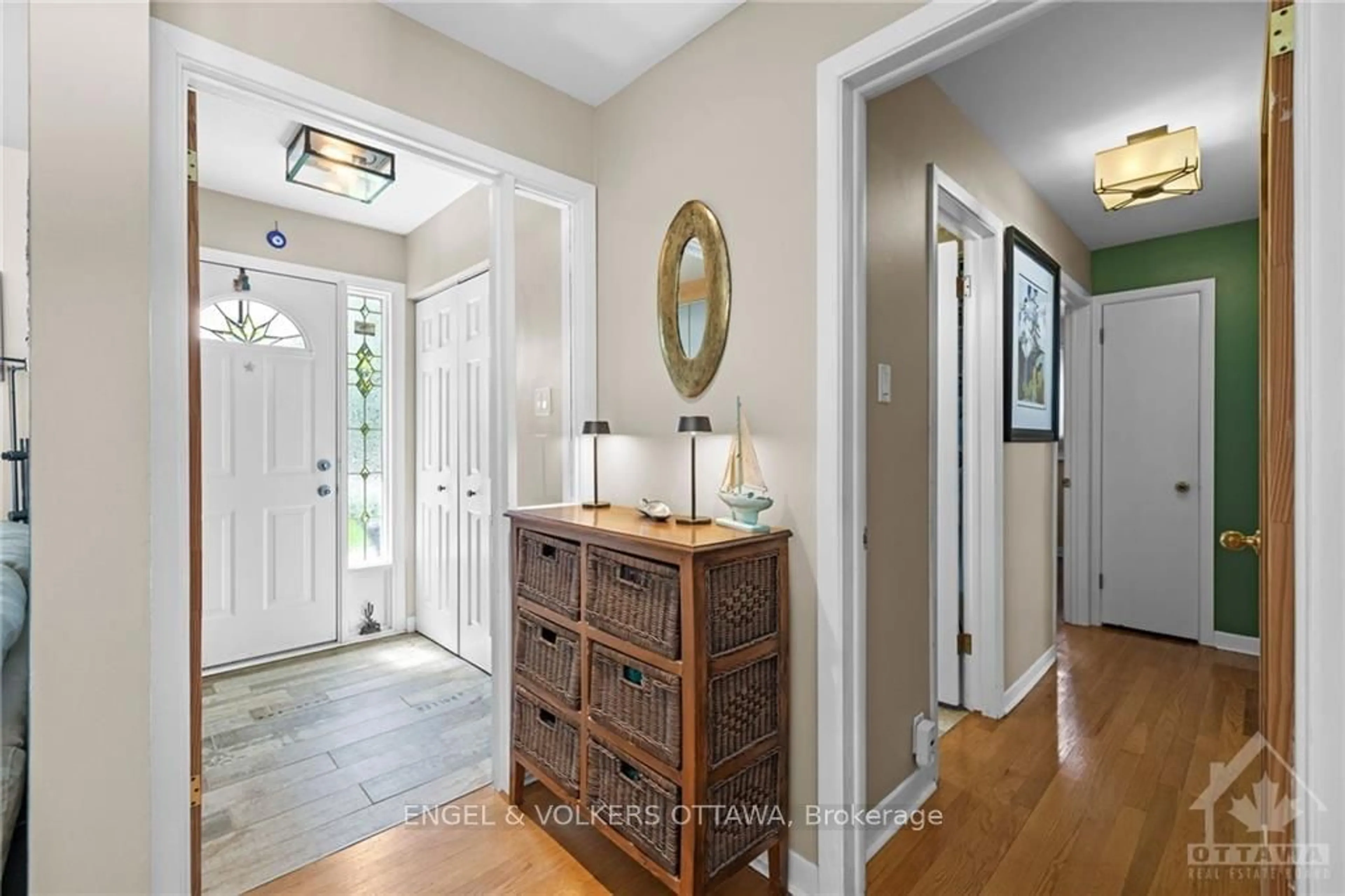 Indoor entryway, wood floors for 11 STILLWATER Dr, Crystal Bay - Rocky Point - Bayshore Ontario K2H 5J9