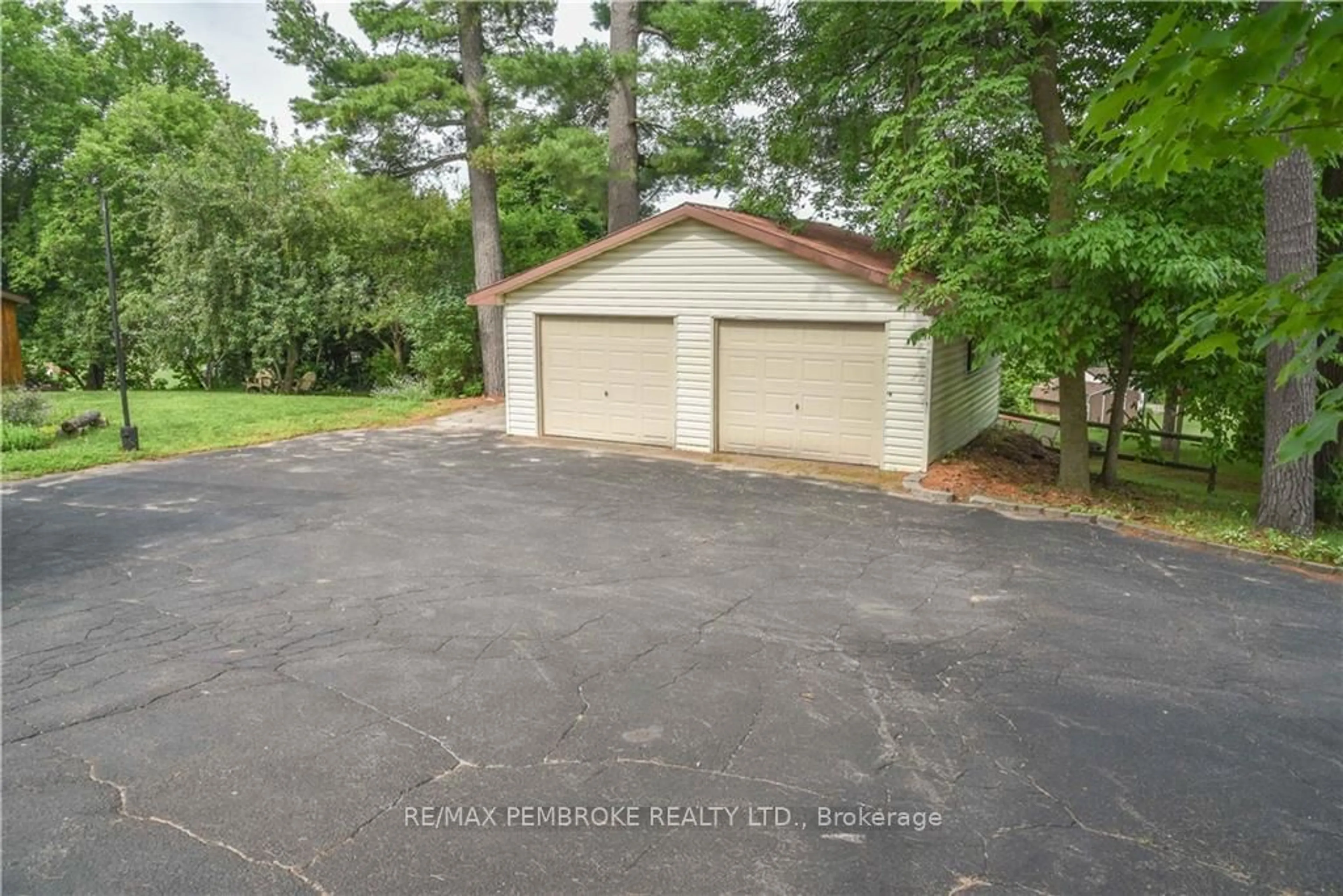 Indoor garage, cement floor for 17 HARRIS Cres, Whitewater Region Ontario K0J 1C0