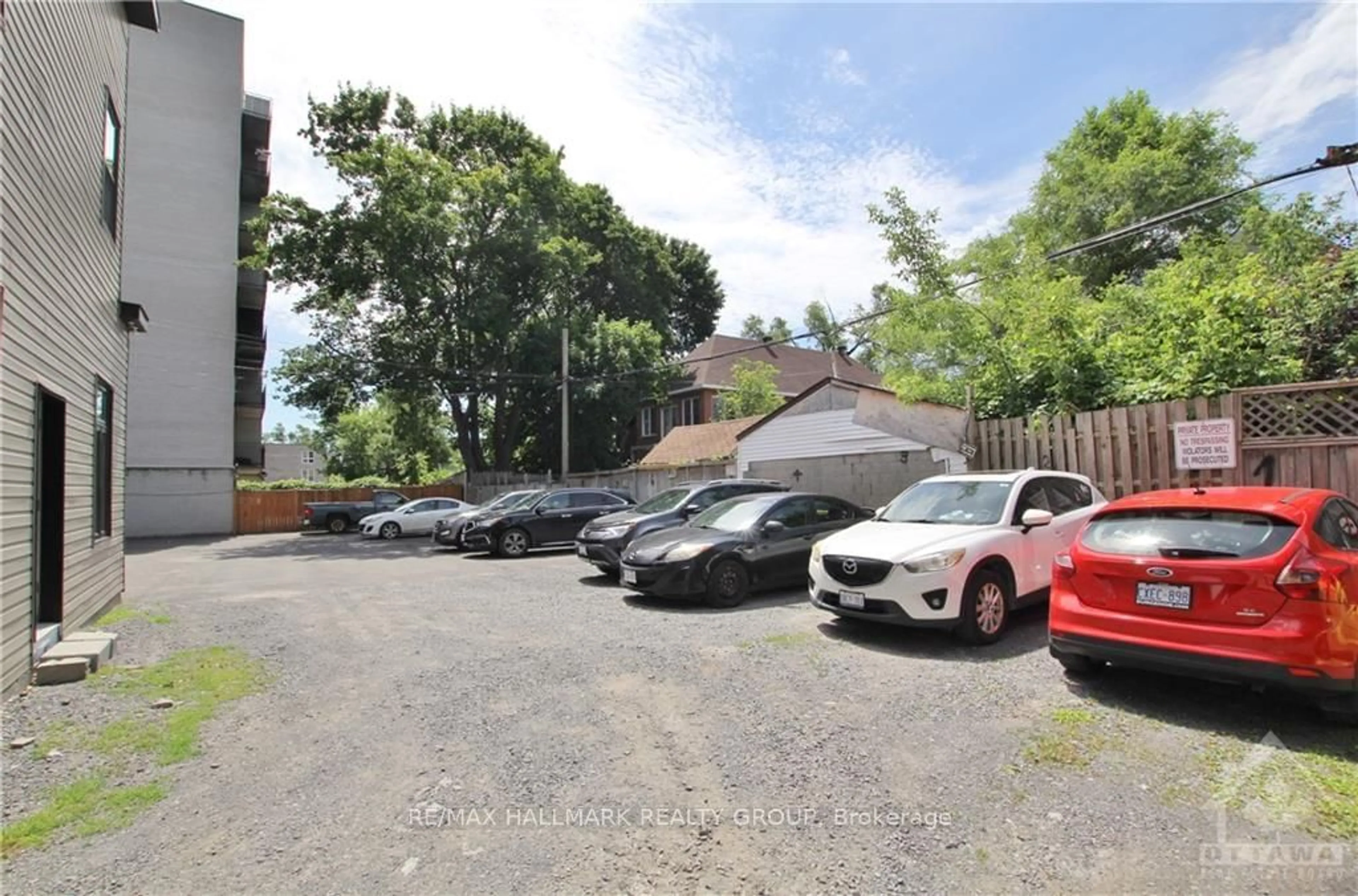 Parking for 260,262 BRONSON Ave, West Centre Town Ontario K1R 6H8