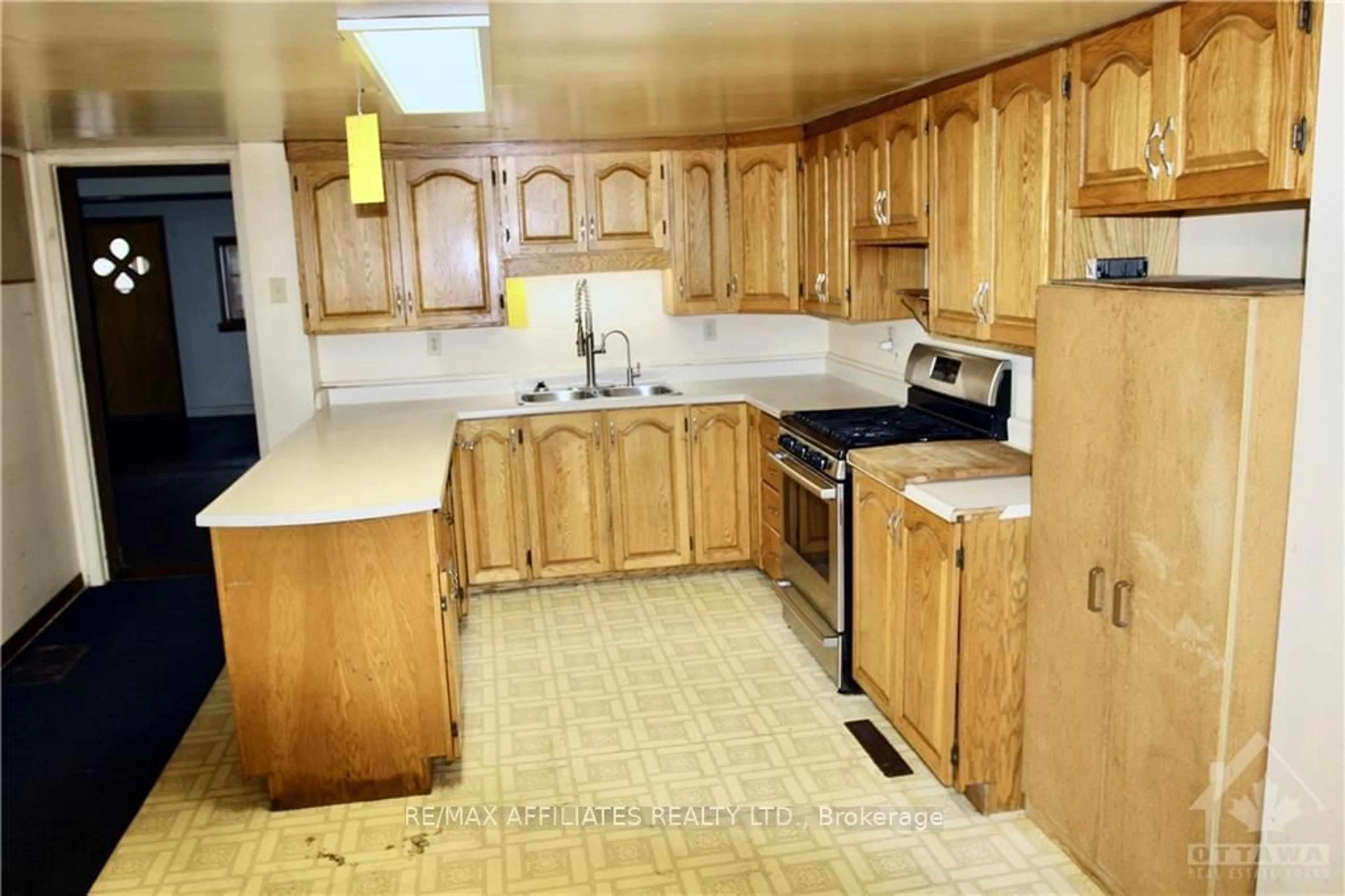 Standard kitchen, wood floors, cottage for 24 MONTAGUE St, Smiths Falls Ontario K7A 2M1