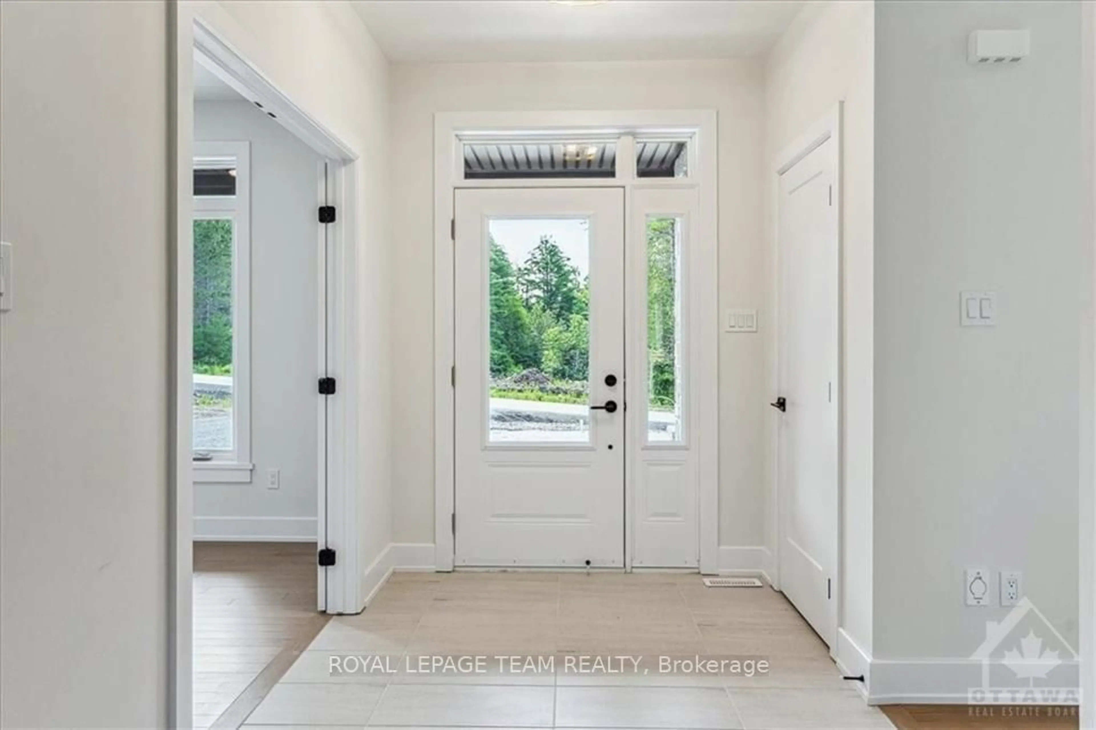 Indoor entryway, wood floors for 221 CASSIDY Cres, Drummond/North Elmsley Ontario K7C 0E1