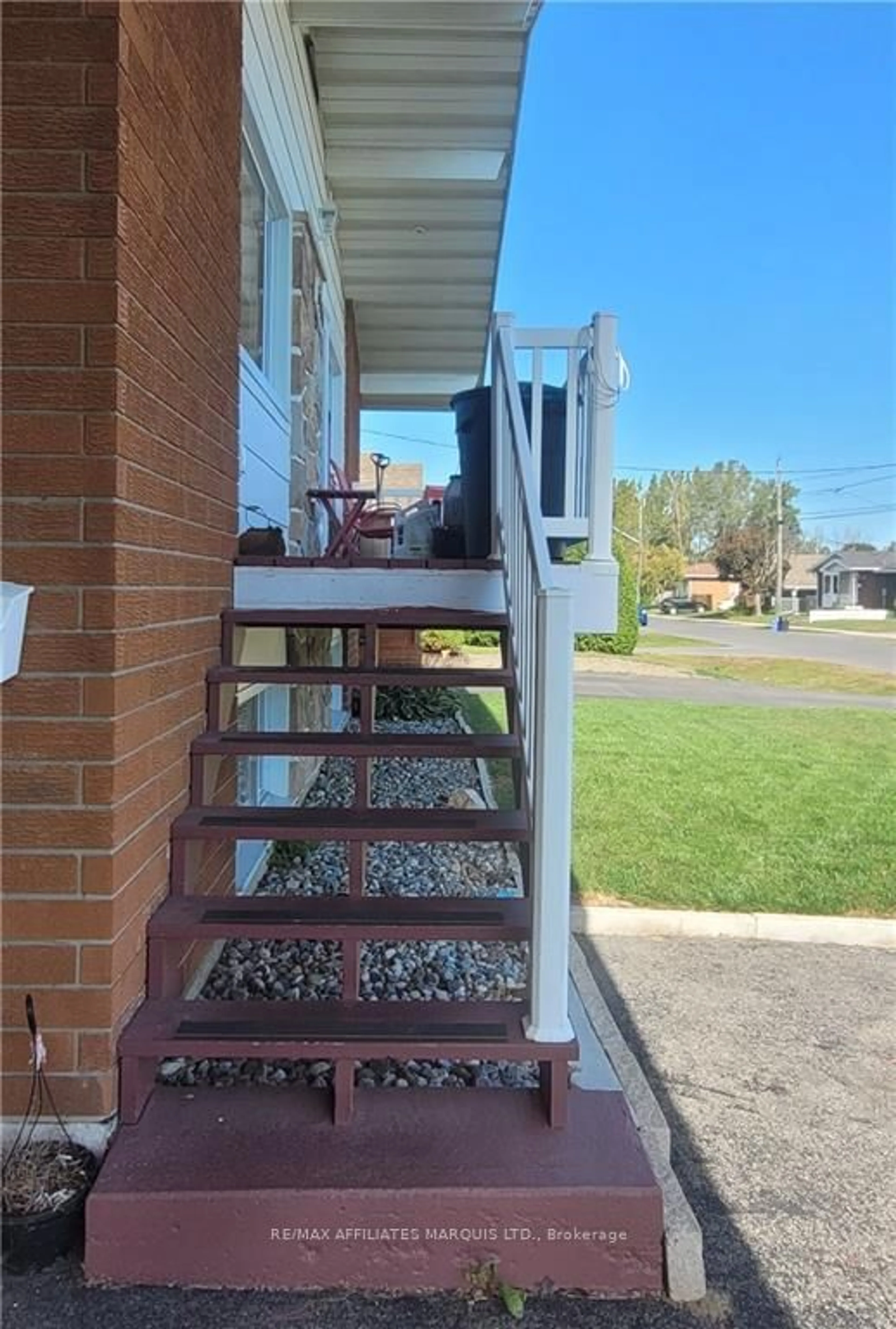 Stairs for 1110 GRAND Ave, Cornwall Ontario K6H 4T5