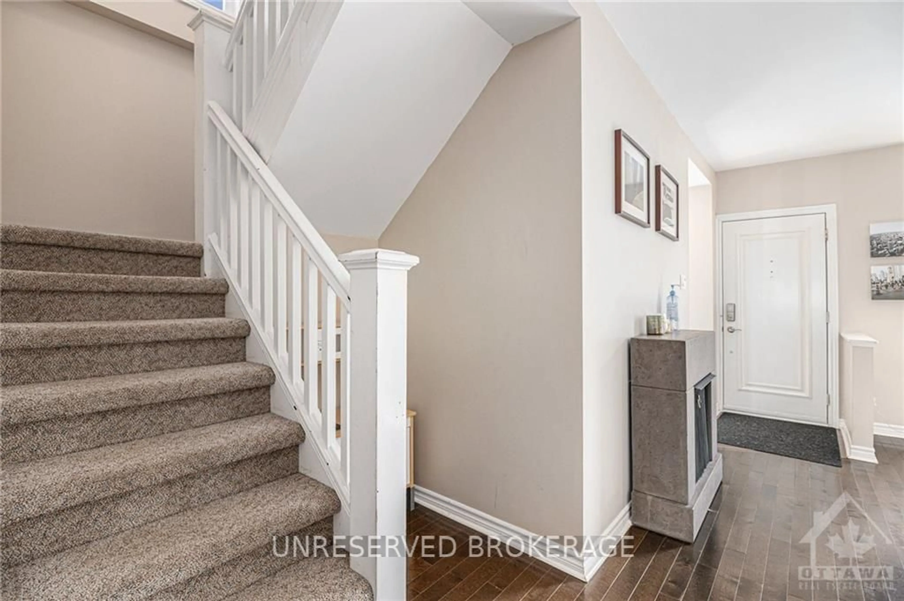 Indoor entryway, carpet floors for 151 GEOFFREY St, Westboro - Hampton Park Ontario K1Z 7A7