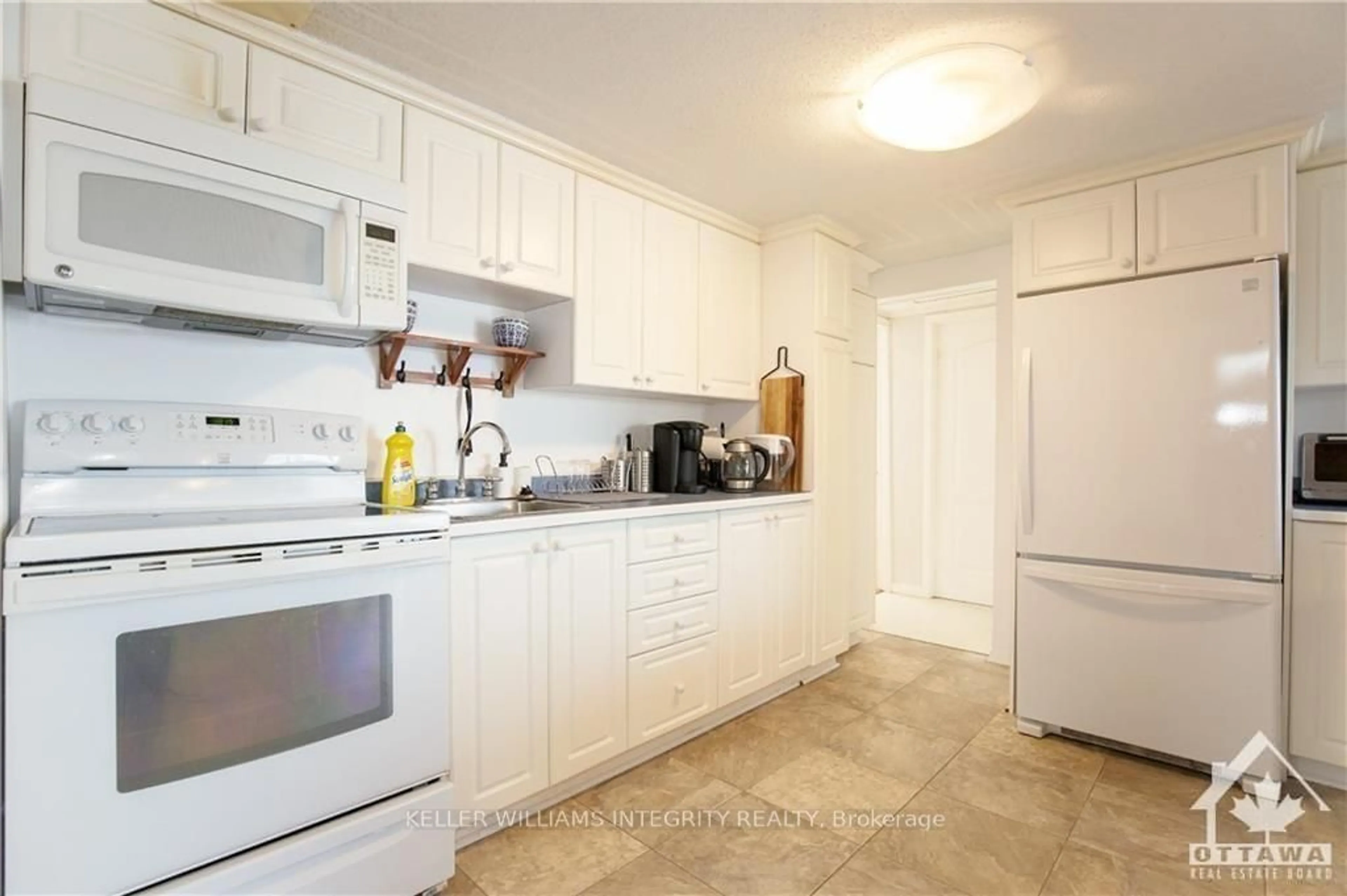 Standard kitchen for 64 ROSSEL Tr, Whitewater Region Ontario K0J 1K0