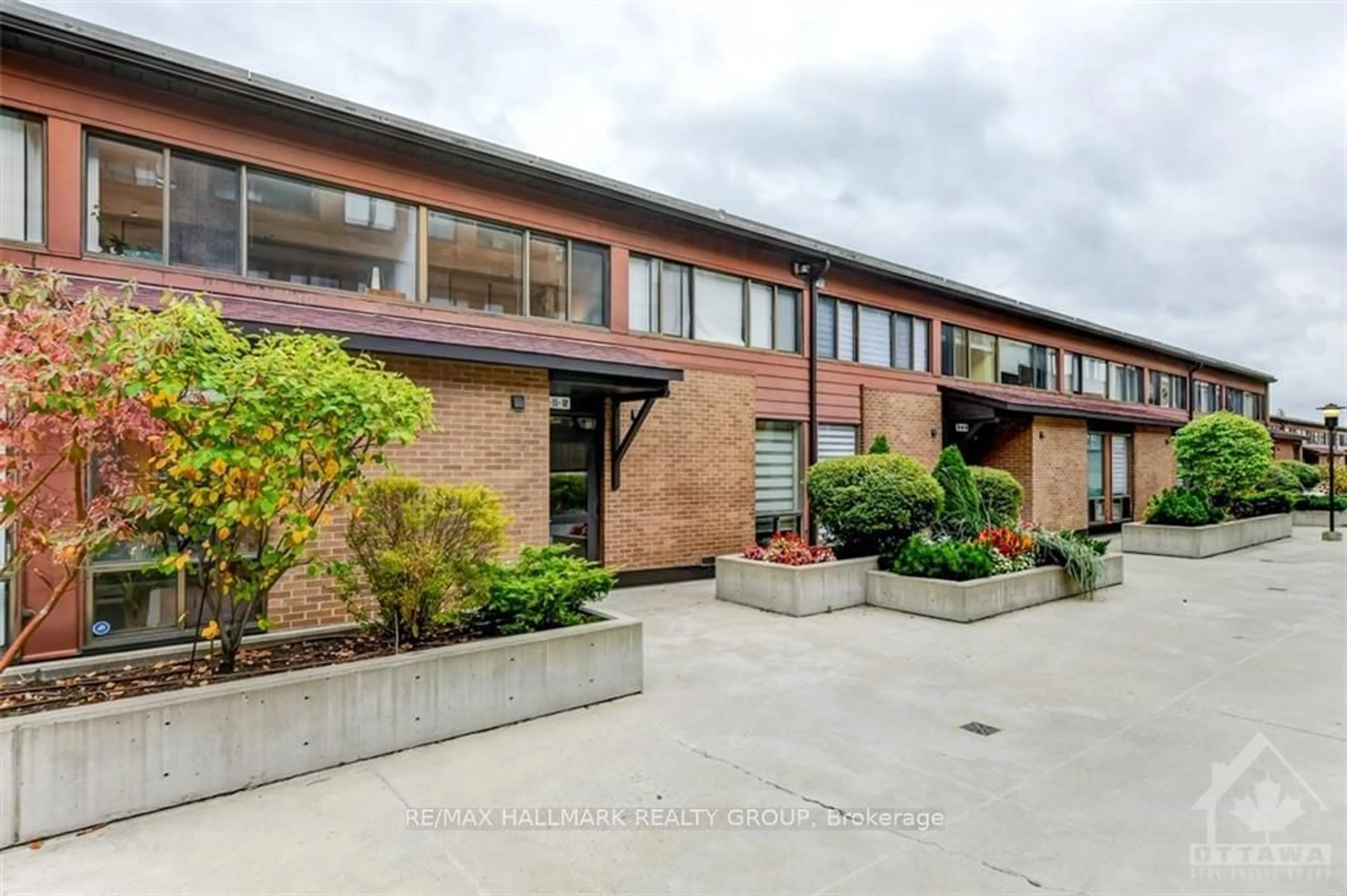 A pic from exterior of the house or condo, the front or back of building for 525 ST LAURENT Blvd #10, Manor Park - Cardinal Glen and Area Ontario K1K 2Z9