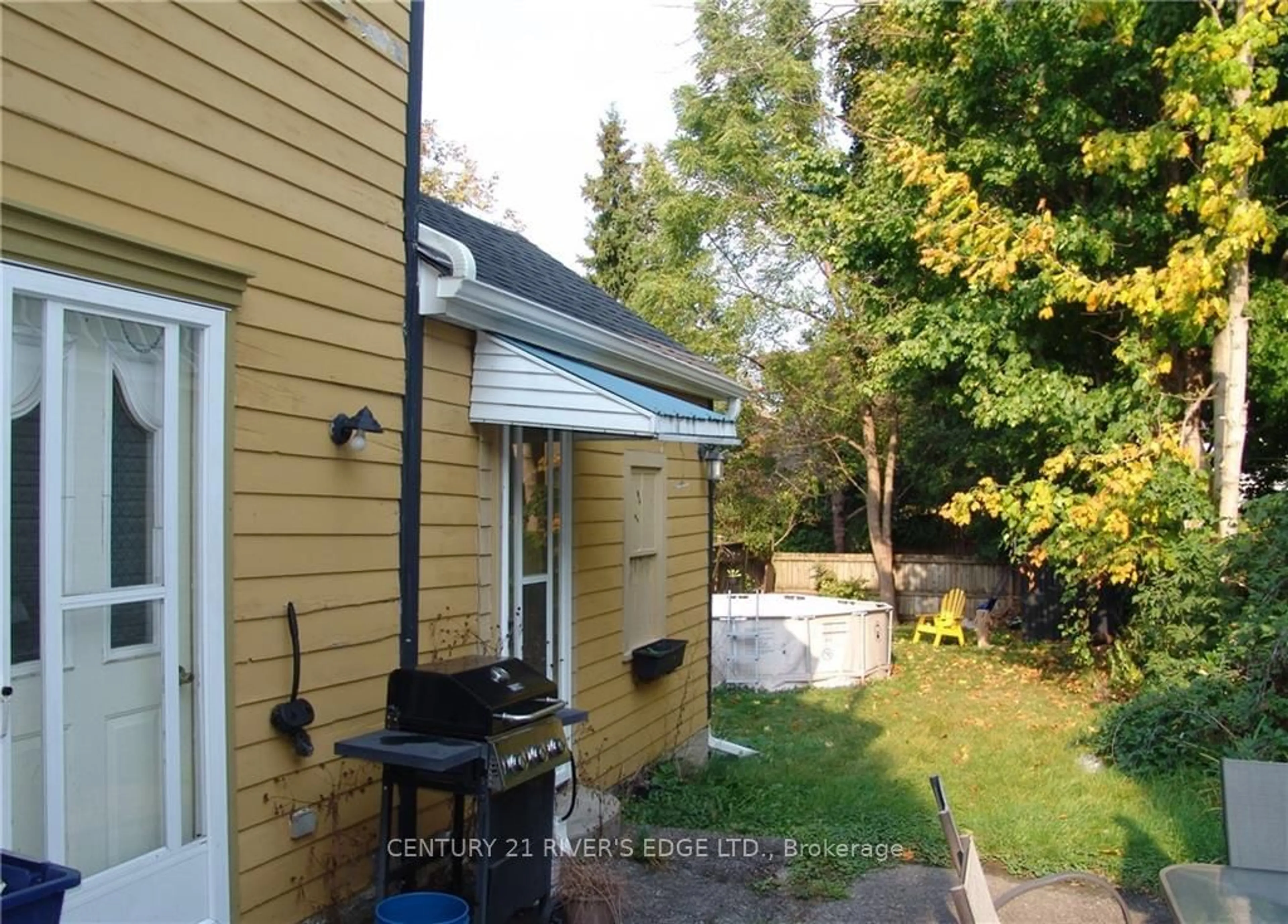 Home with vinyl exterior material, street for 103-105 BETHUNE St, Brockville Ontario K6V 2E5