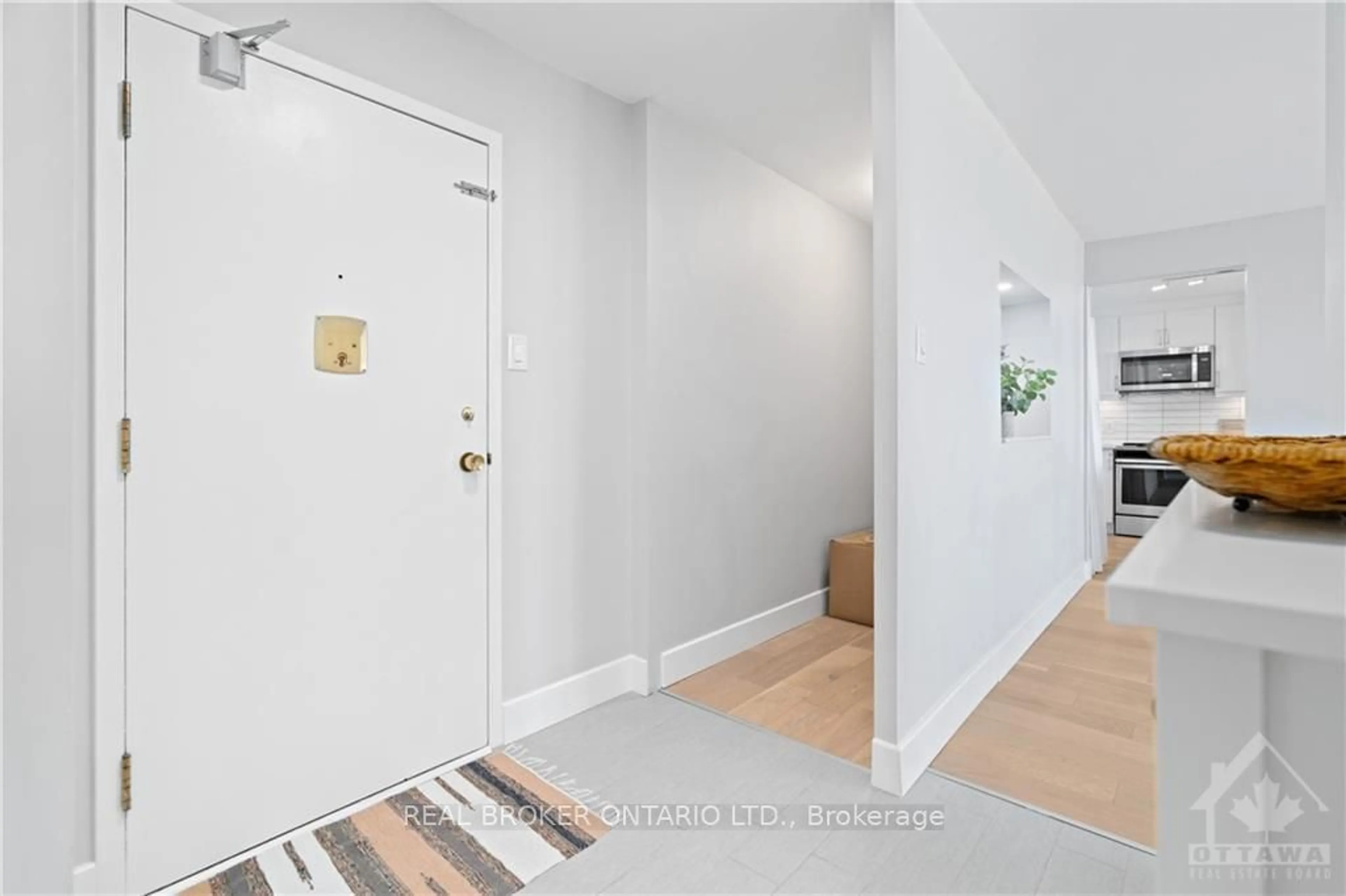 Indoor entryway, wood floors for 1285 CAHILL Dr #1604, Hunt Club - South Keys and Area Ontario K1V 9A7