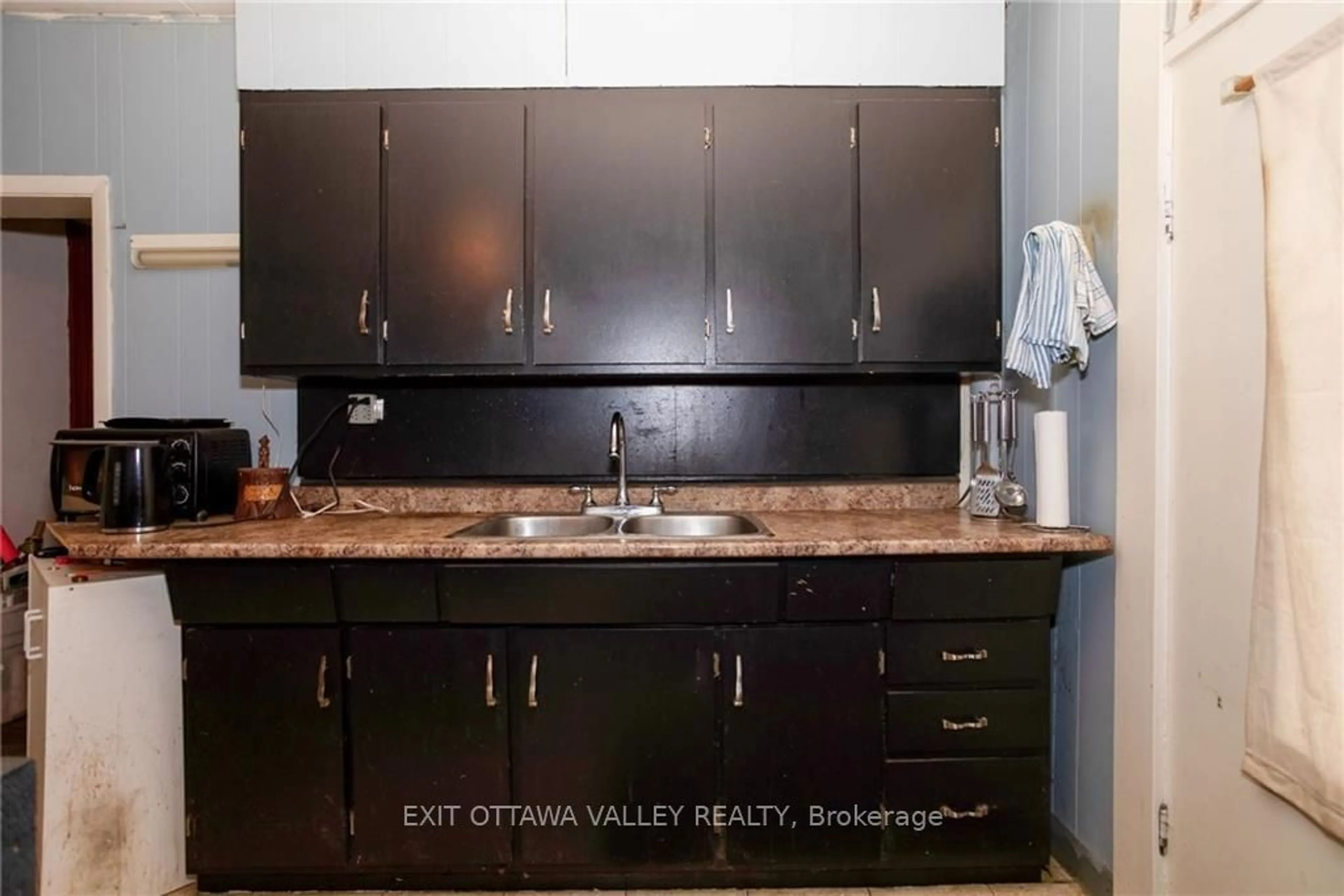 Standard kitchen, not visible floor, cottage for 468 MOFFAT St, Pembroke Ontario K8A 3Y1