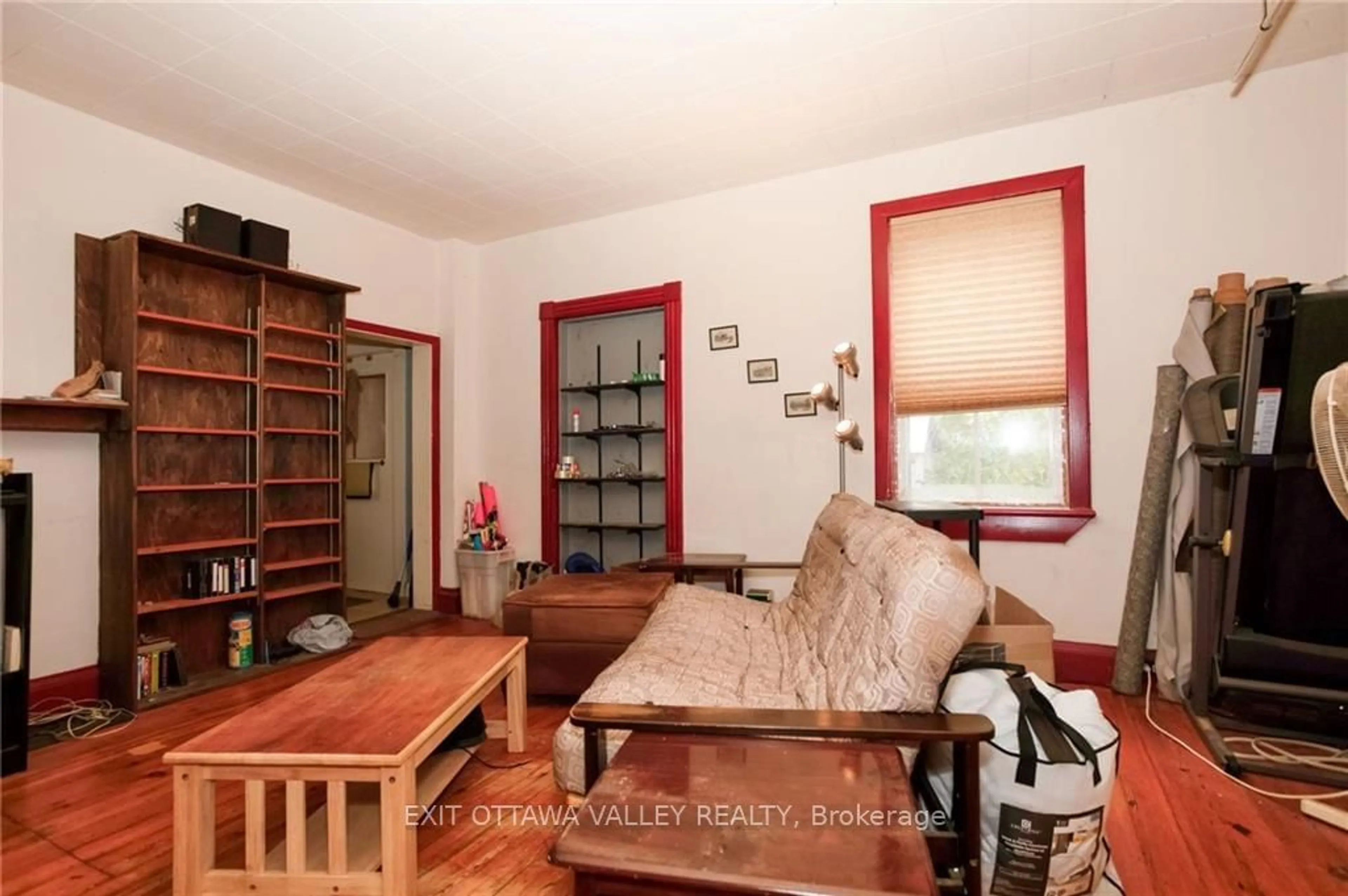 Living room, wood floors for 468 MOFFAT St, Pembroke Ontario K8A 3Y1