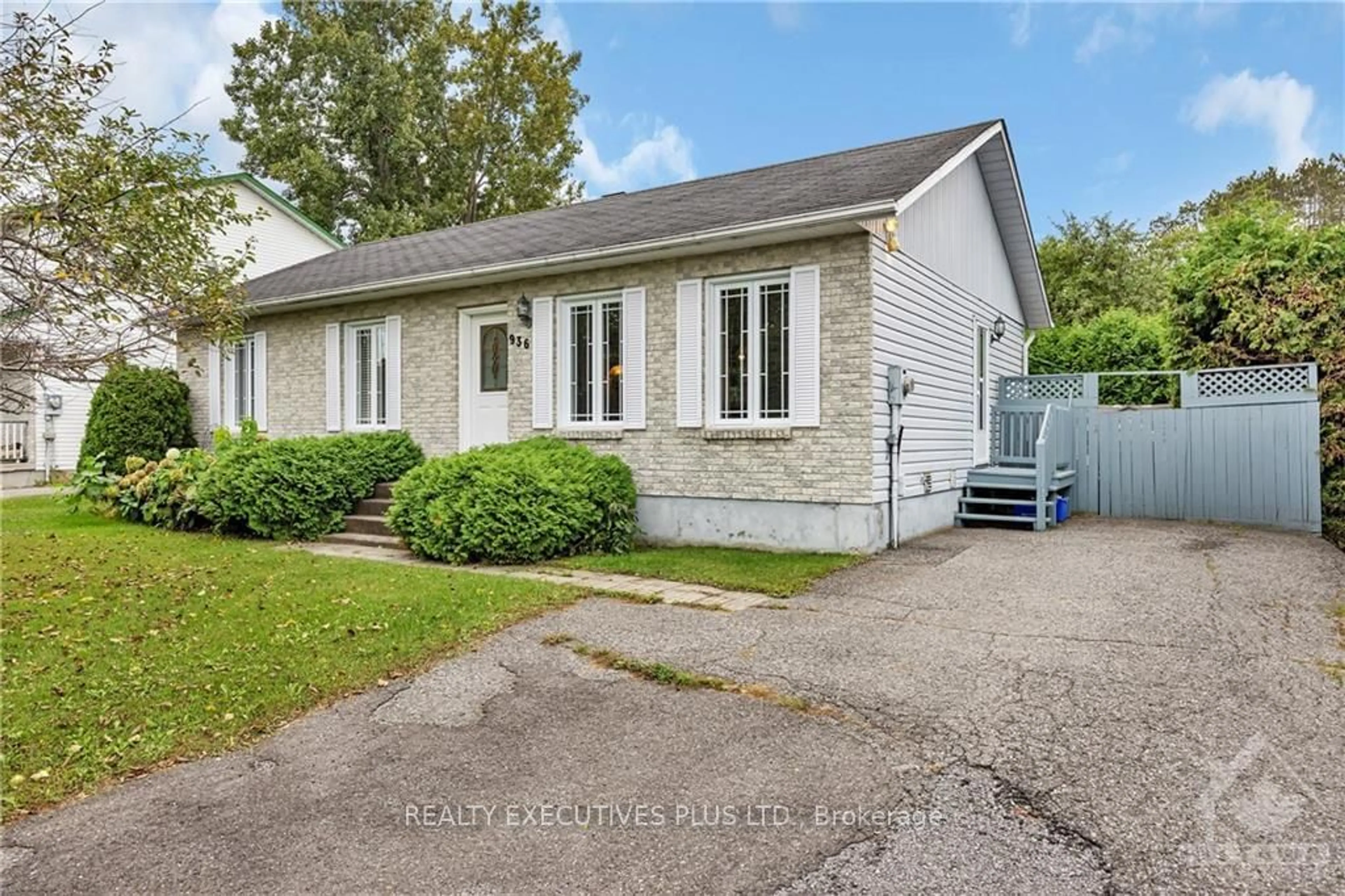 Frontside or backside of a home, cottage for 936 LAWRENCE St, Clarence-Rockland Ontario K4K 1M8