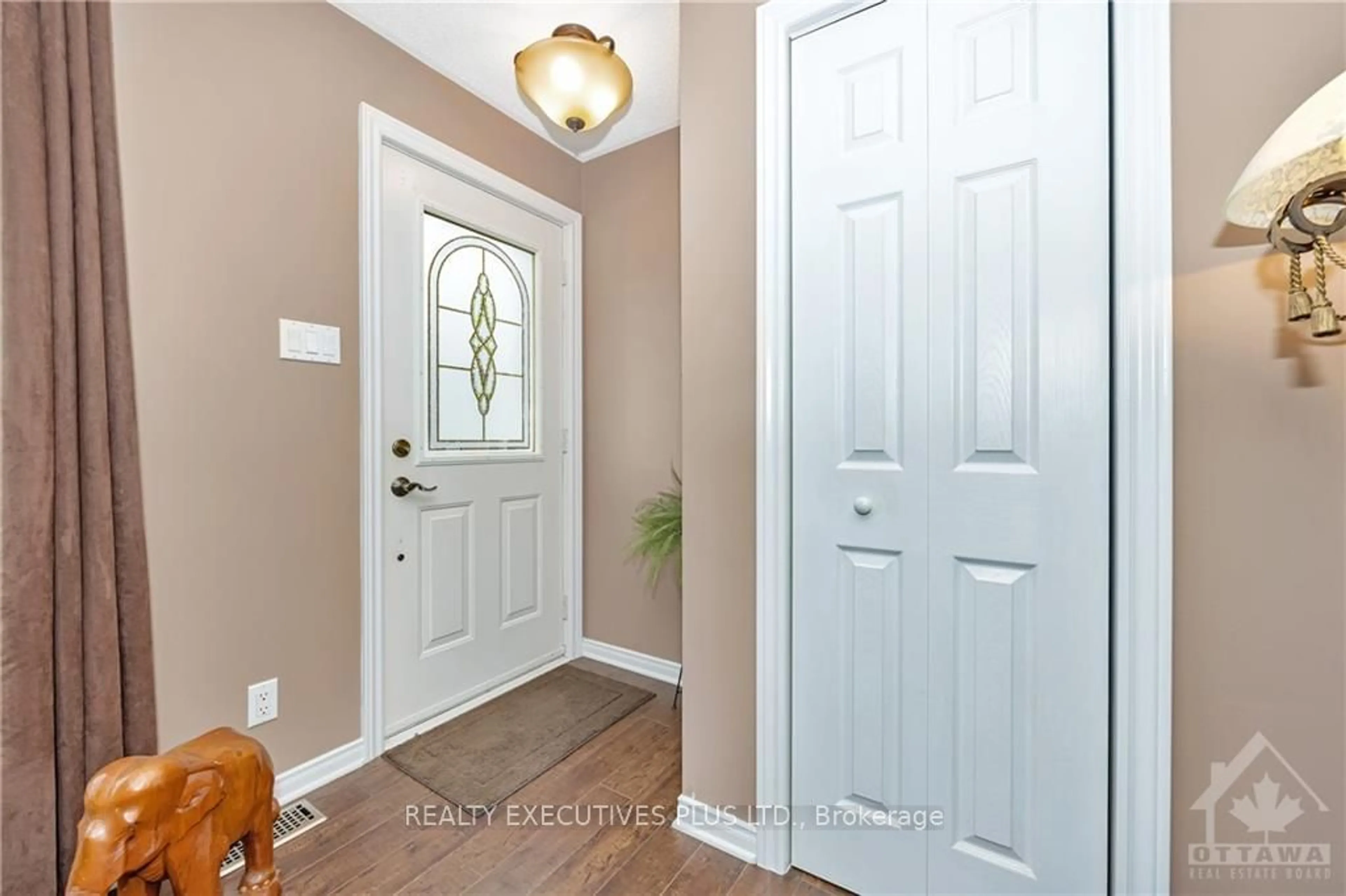 Indoor entryway, wood floors for 936 LAWRENCE St, Clarence-Rockland Ontario K4K 1M8