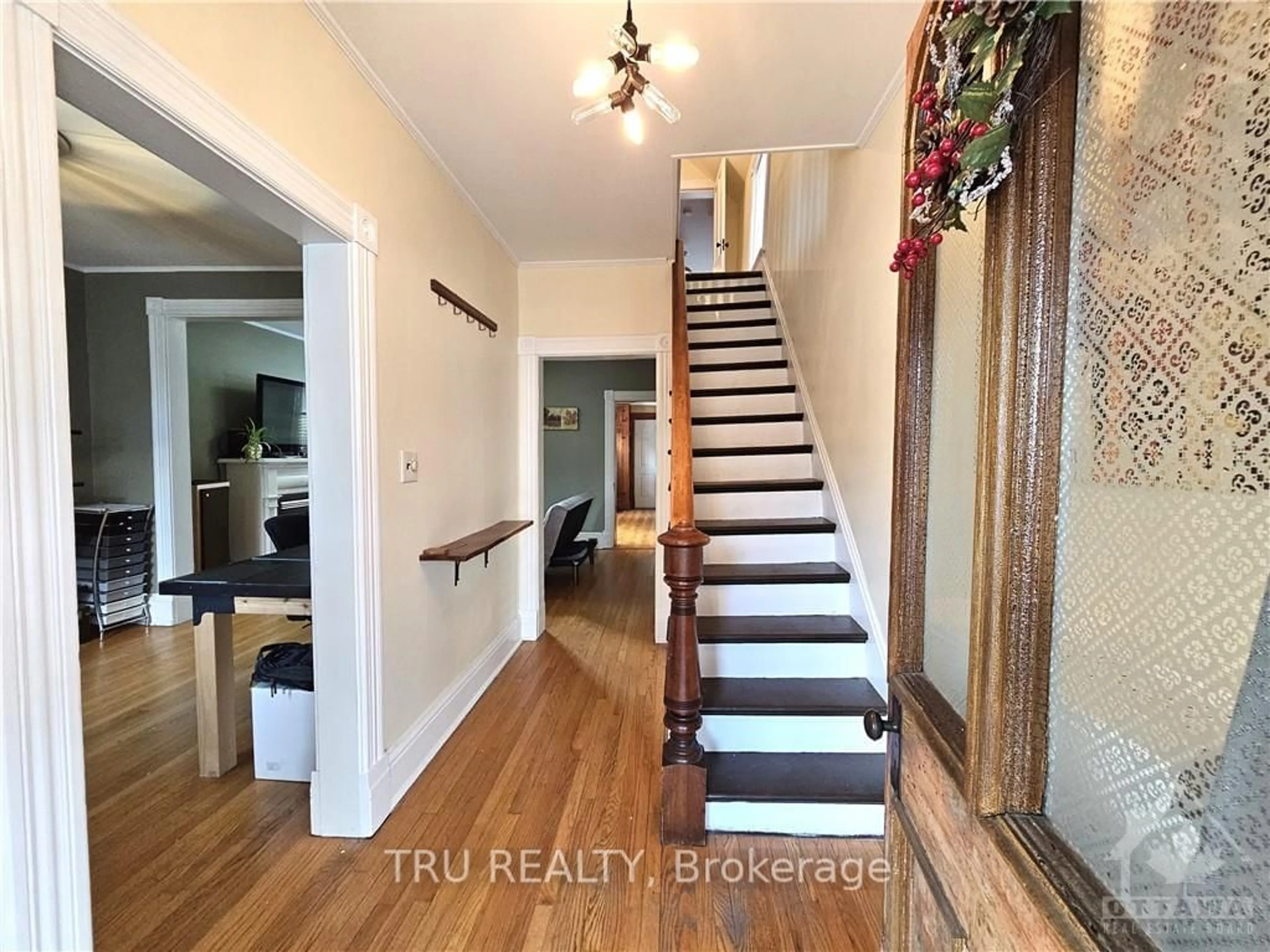 Indoor entryway, wood floors for 64 ABBOTT St, Brockville Ontario K6V 4A6