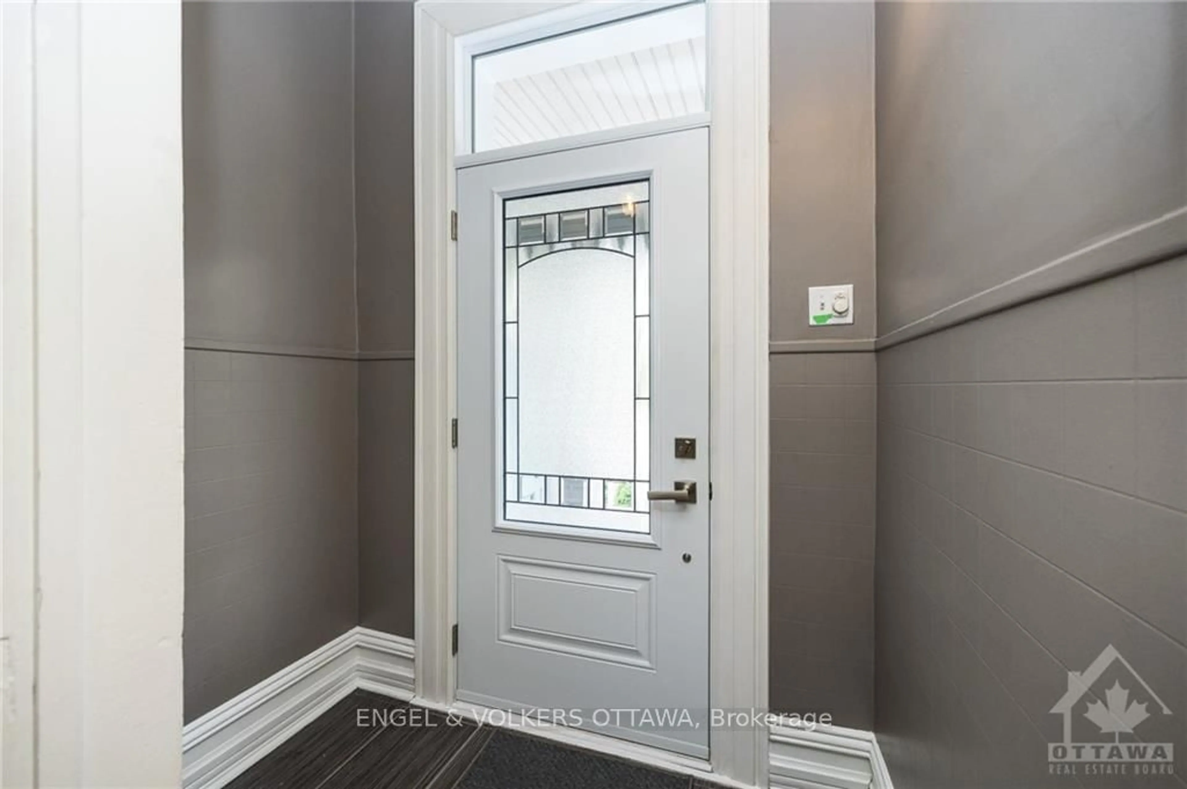 Indoor entryway, wood floors for 458 MCLEOD St, Ottawa Centre Ontario K1R 5P6