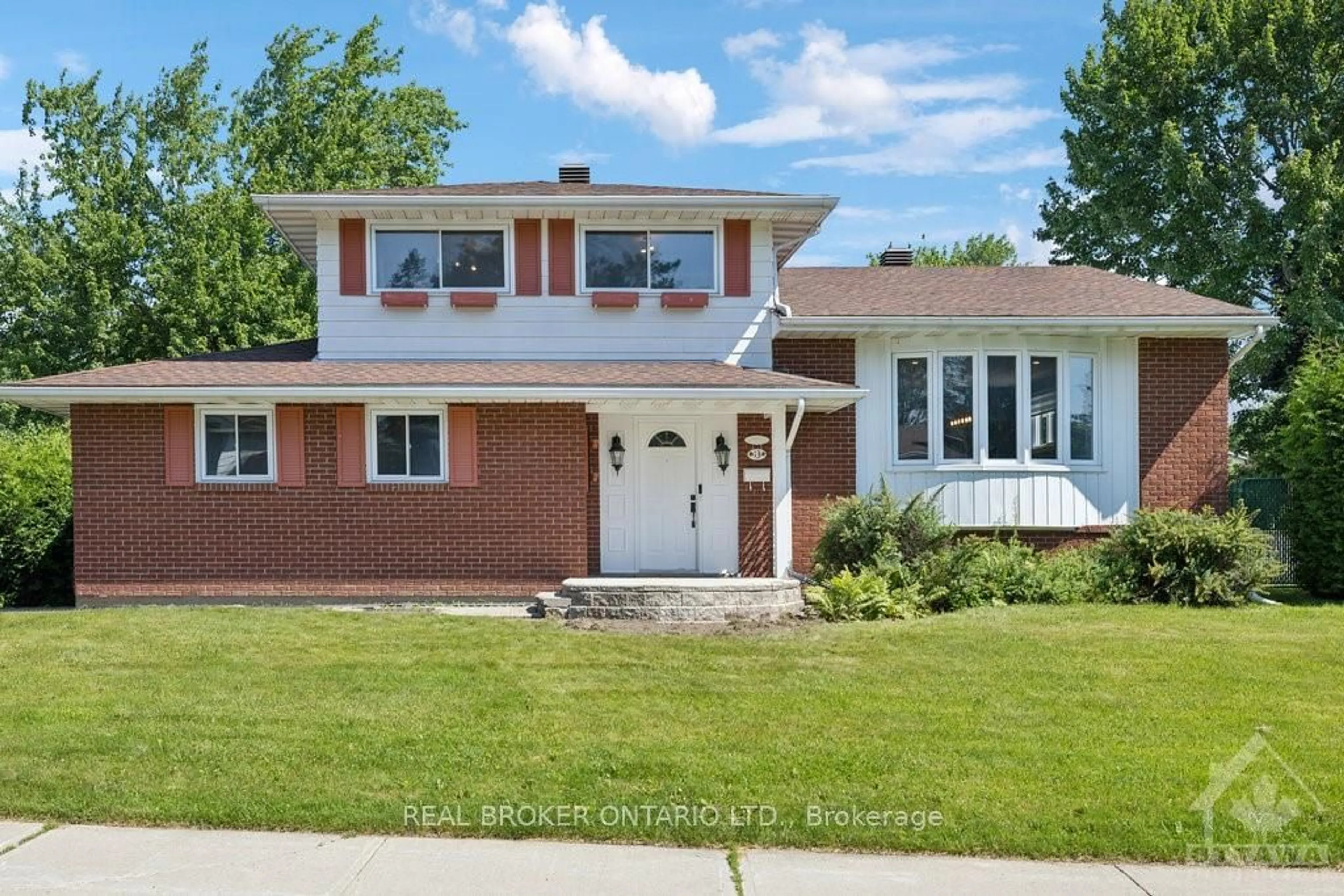 Frontside or backside of a home, the street view for 13 RIDGEBURN Gate, Blackburn Hamlet Ontario K1B 4C7