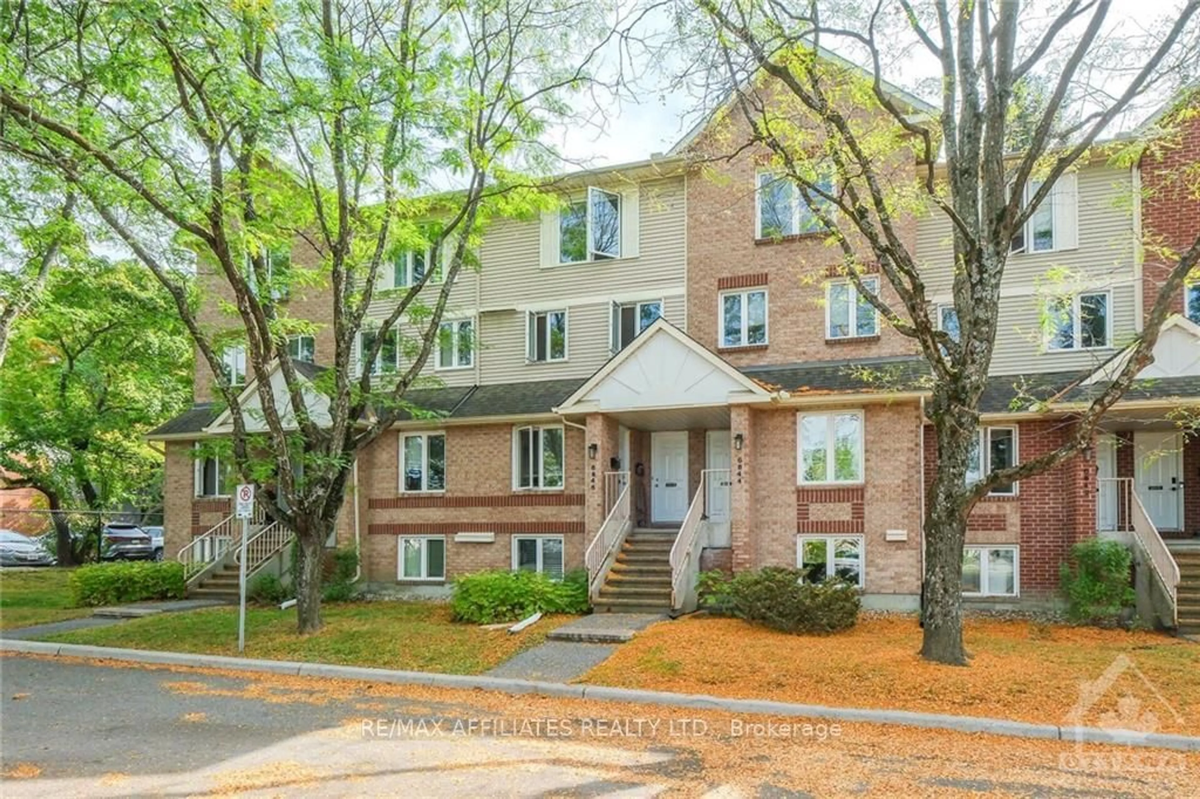 A pic from exterior of the house or condo, the street view for 6846 JEANNE D'ARC Blvd #A, Orleans - Convent Glen and Area Ontario K1C 6E9