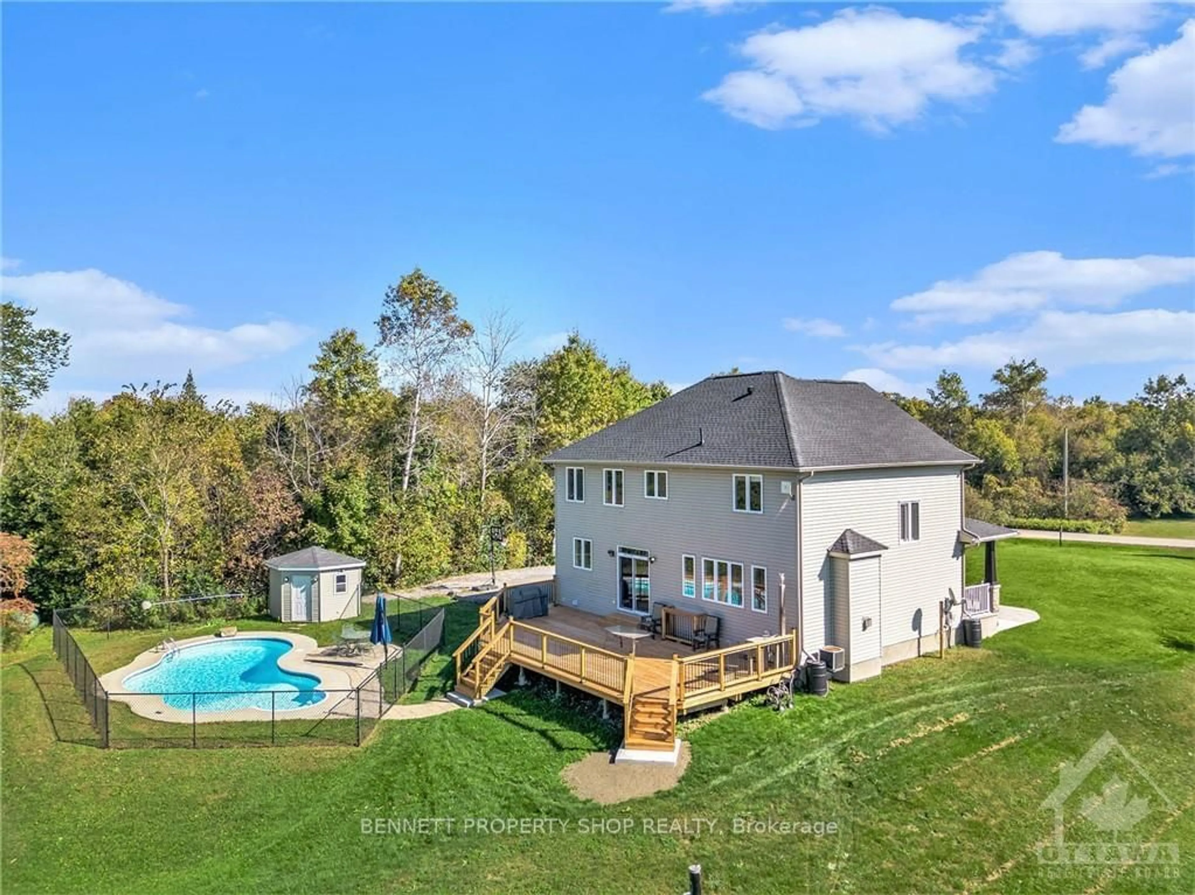 Frontside or backside of a home, the fenced backyard for 17 KOLO Dr, Stittsville - Munster - Richmond Ontario K0A 1B0