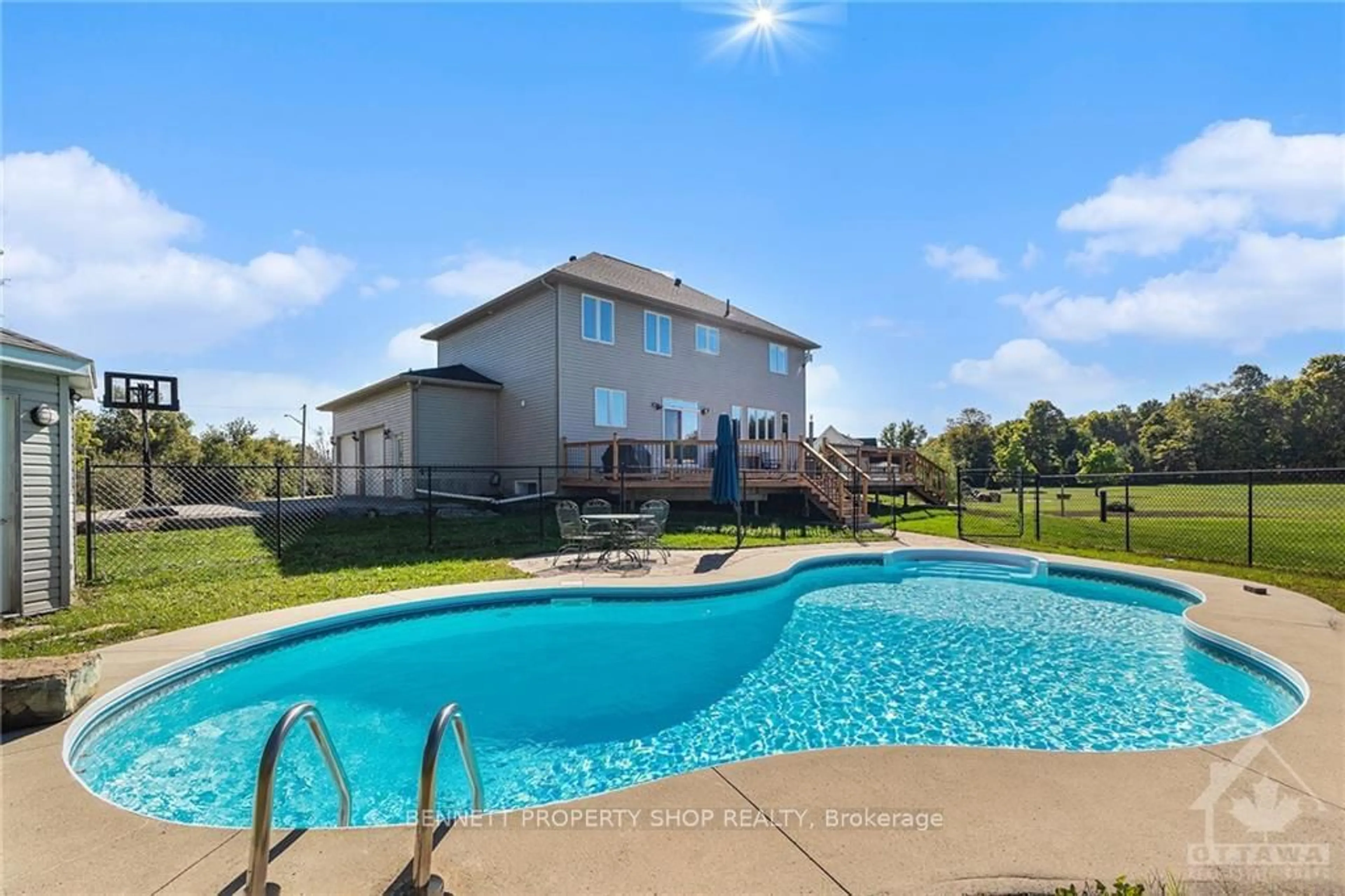 Indoor or outdoor pool for 17 KOLO Dr, Stittsville - Munster - Richmond Ontario K0A 1B0