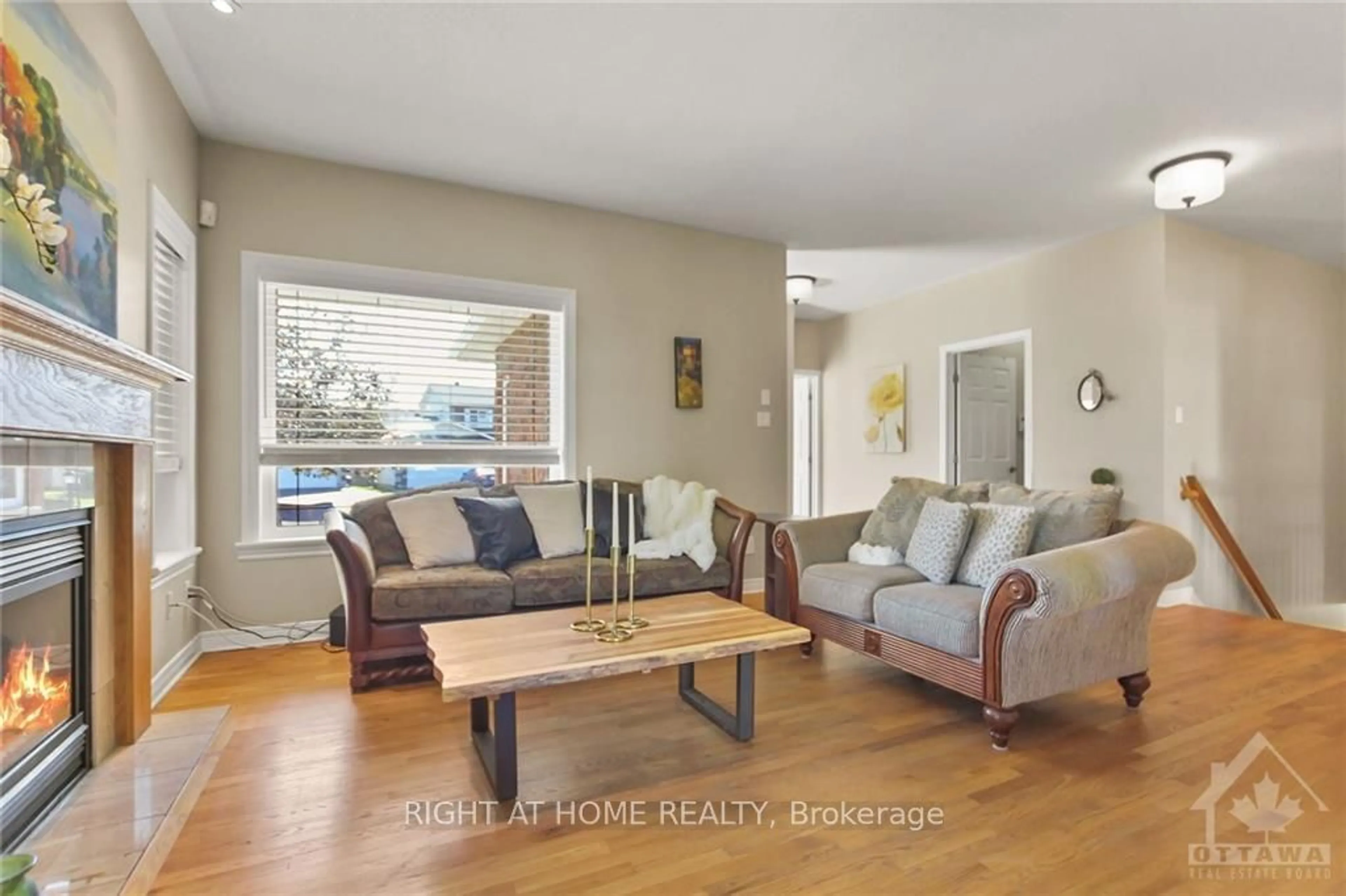 Living room, wood floors for 29 CINNABAR Way, Stittsville - Munster - Richmond Ontario K2S 1Y6