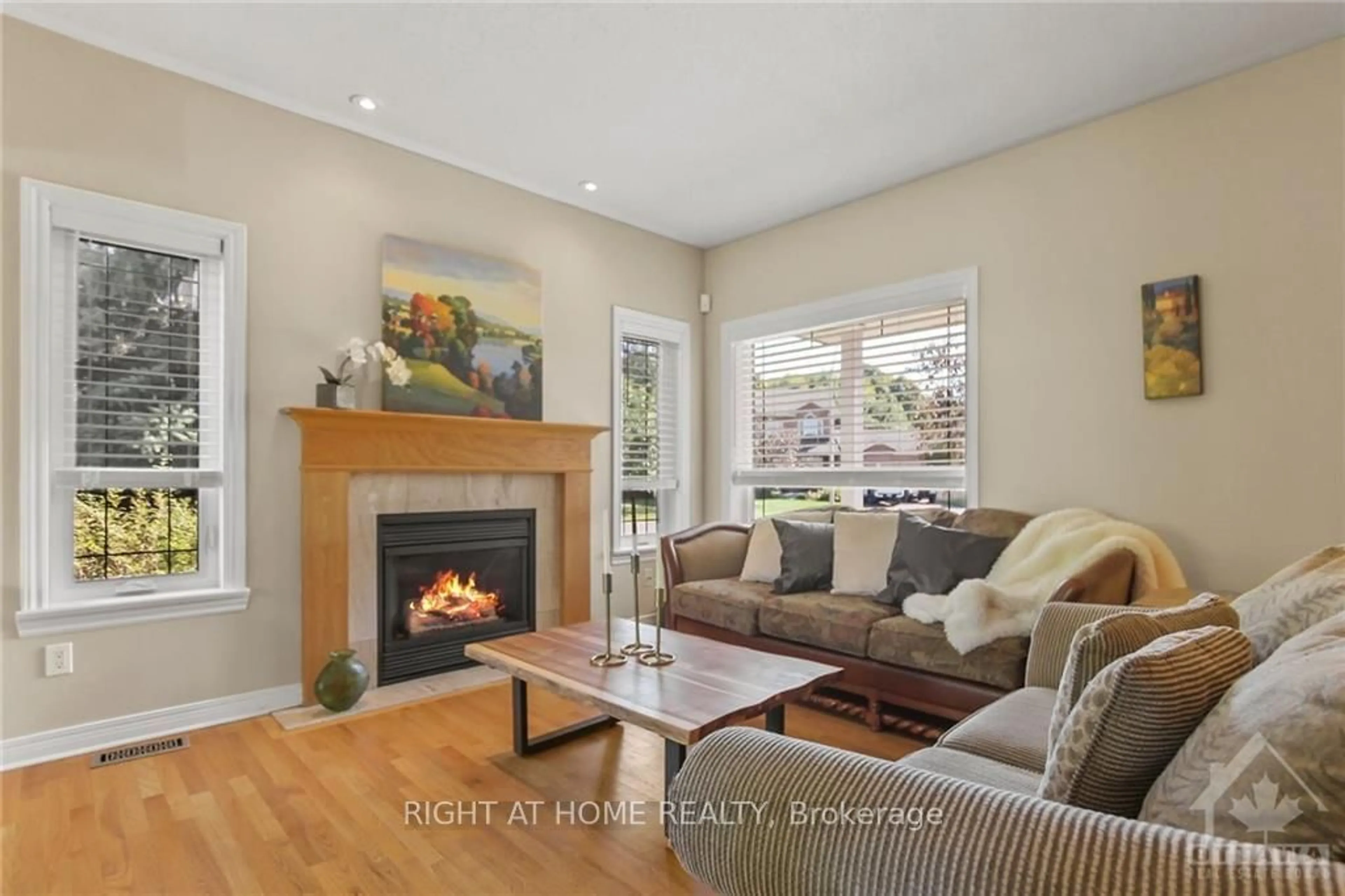 Living room, wood floors for 29 CINNABAR Way, Stittsville - Munster - Richmond Ontario K2S 1Y6