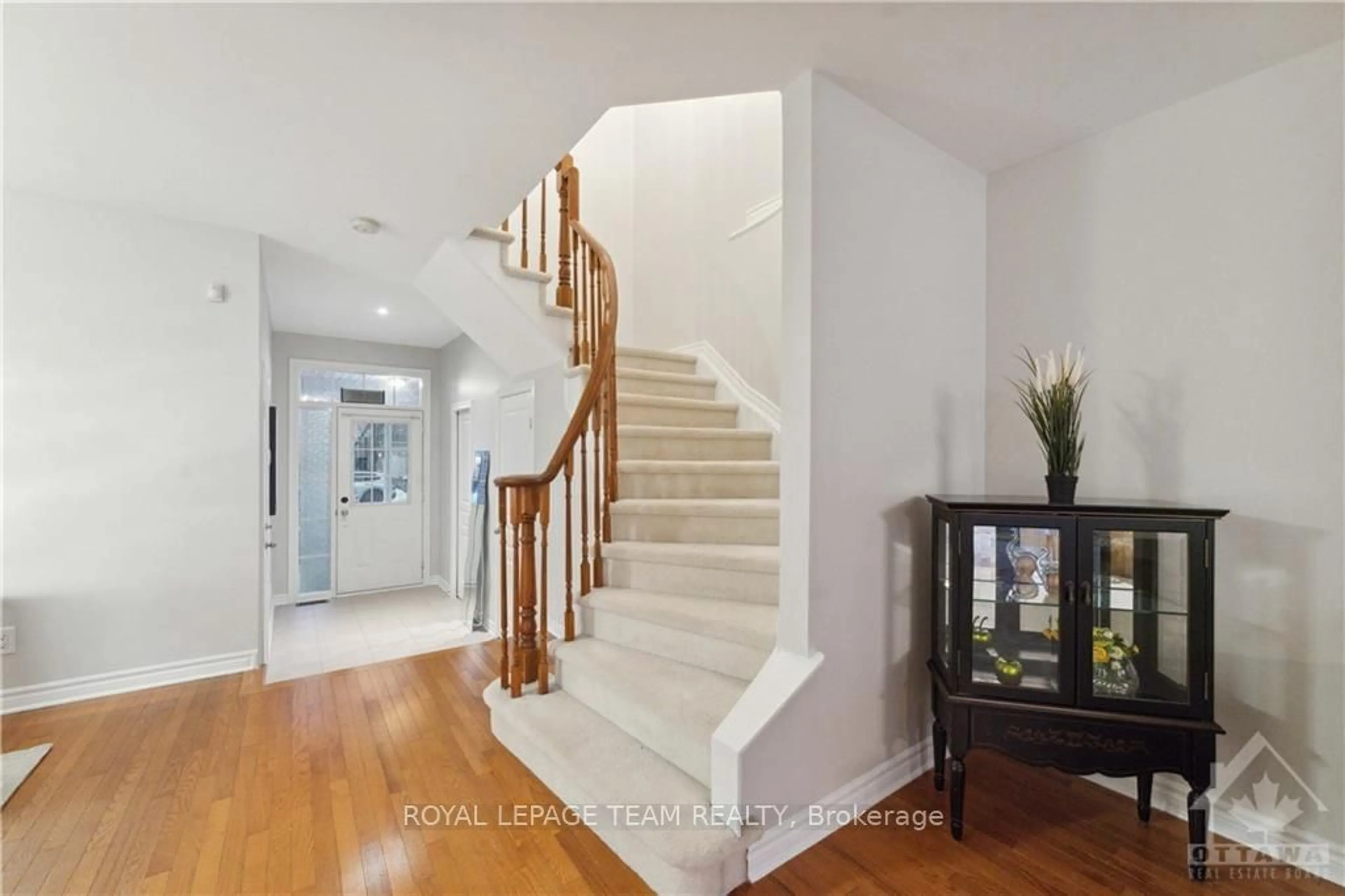 Indoor foyer, wood floors for 246 TANDALEE Cres, Kanata Ontario K2M 0A1