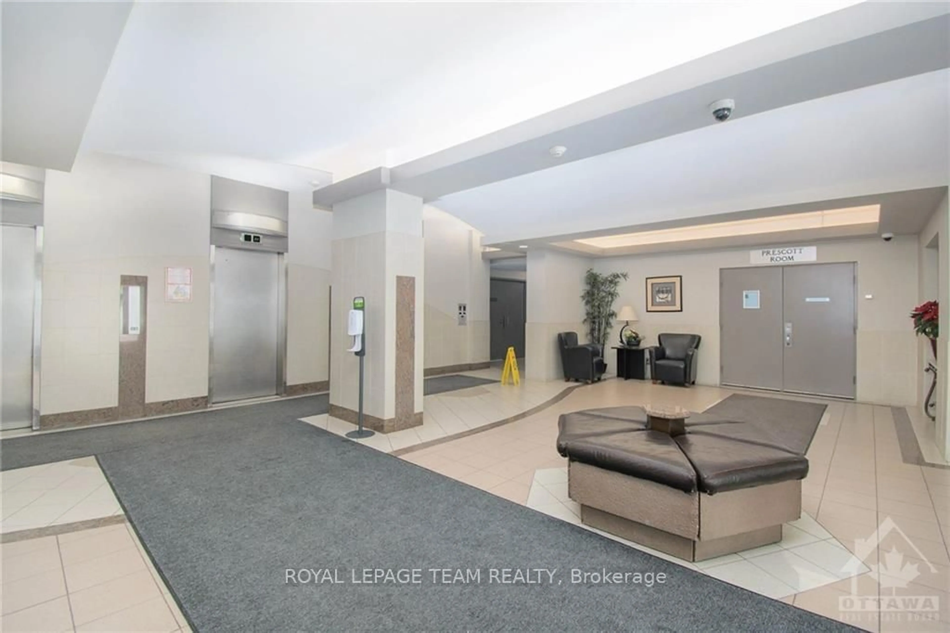 Indoor lobby for 900 DYNES Rd #507, Mooneys Bay - Carleton Heights and Area Ontario K2C 3L6