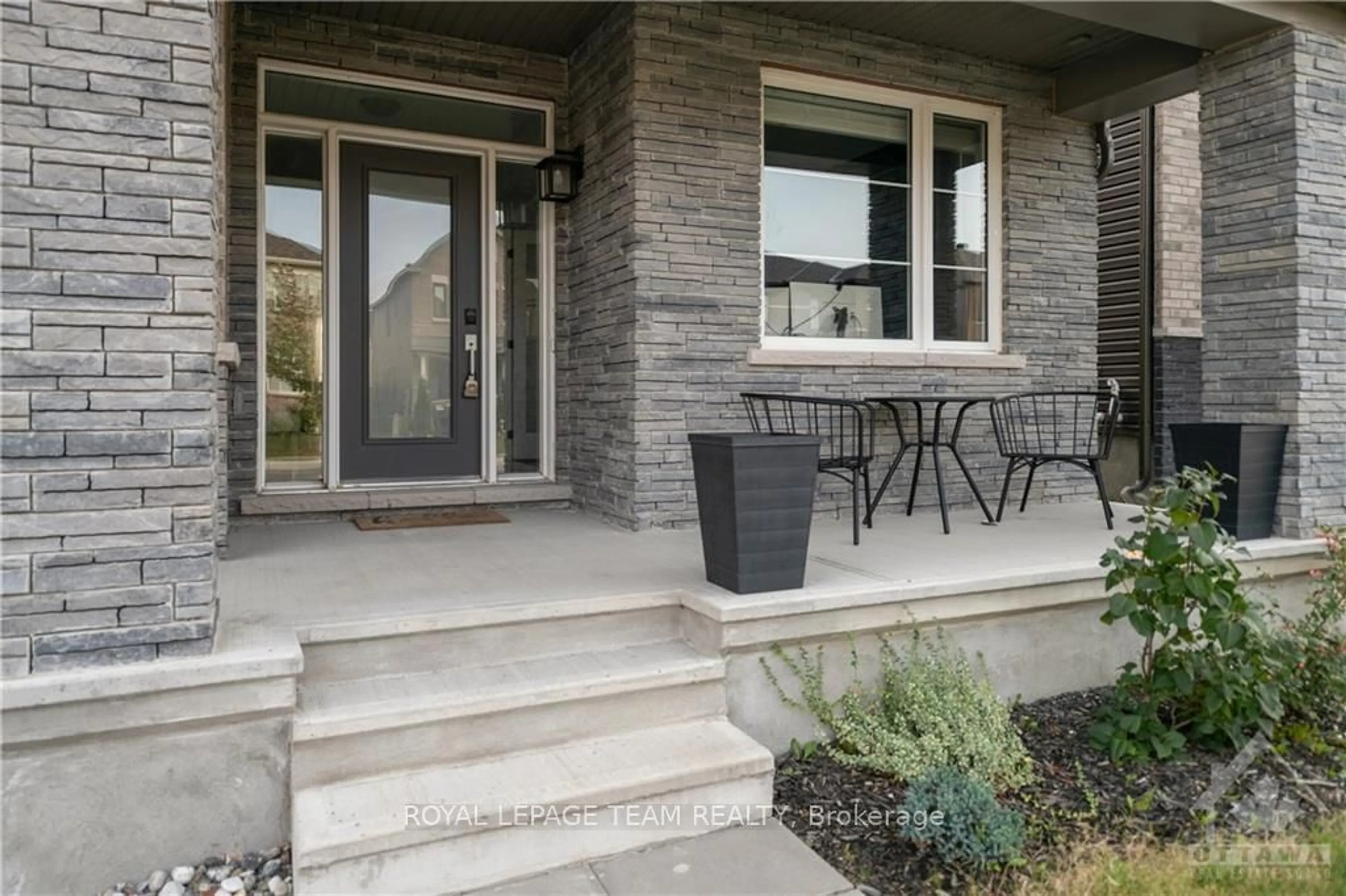 Indoor entryway, cement floor for 98 RALPH ERFLE Way, Barrhaven Ontario K2J 6W2