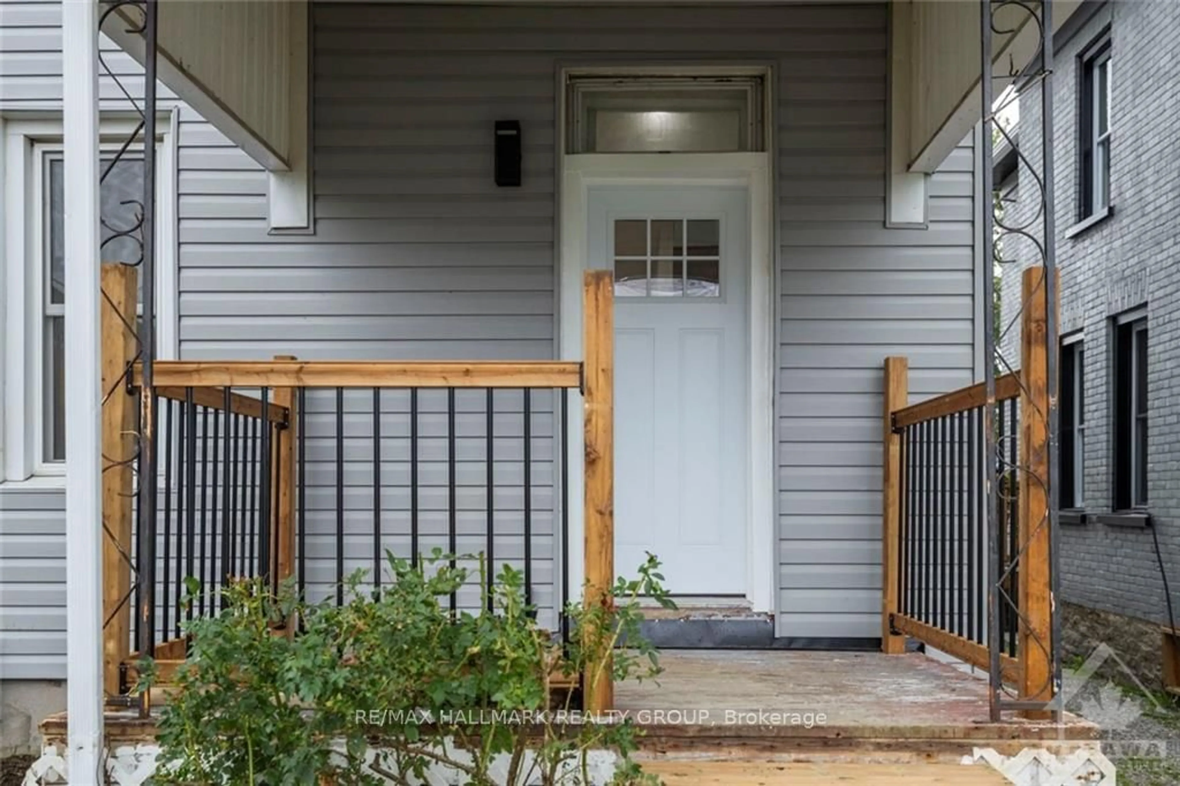 Indoor entryway, wood floors for 11 KENT St, Smiths Falls Ontario K7A 1B5