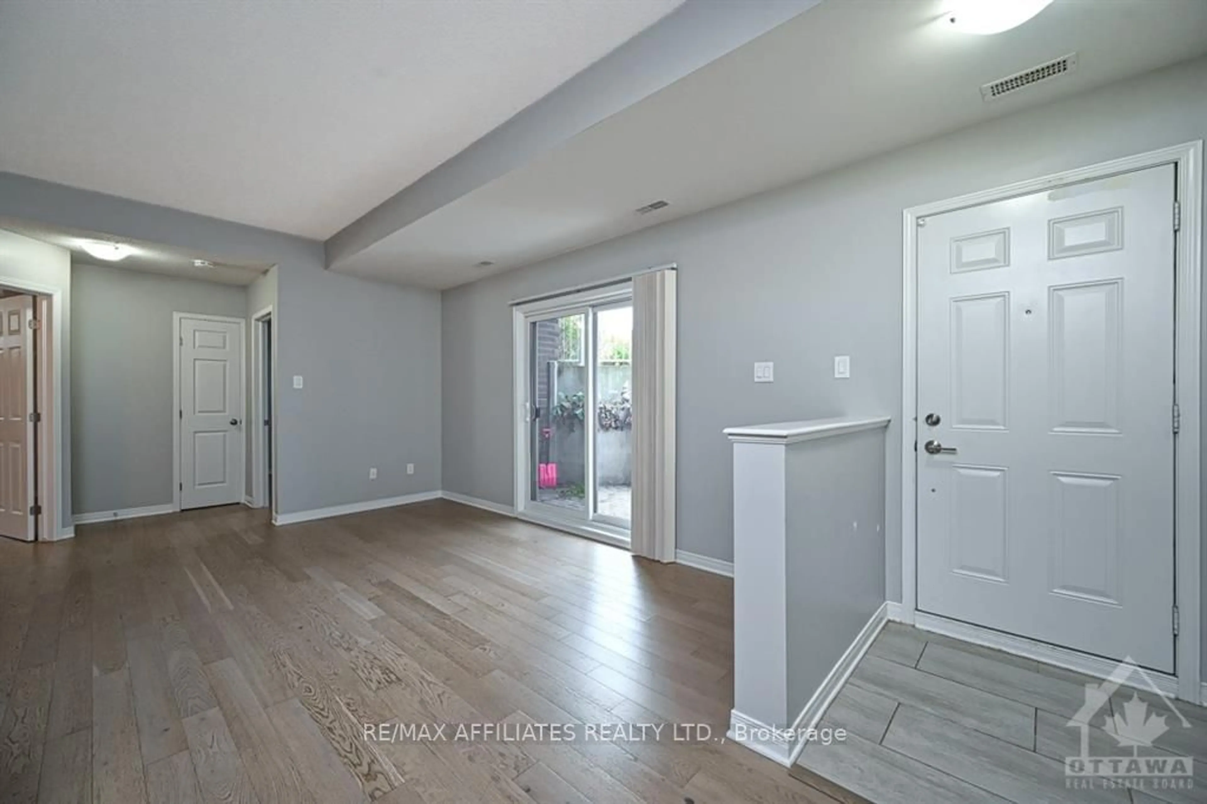 Indoor entryway, wood floors for 50 STERNES, Orleans - Cumberland and Area Ontario K4A 0X8