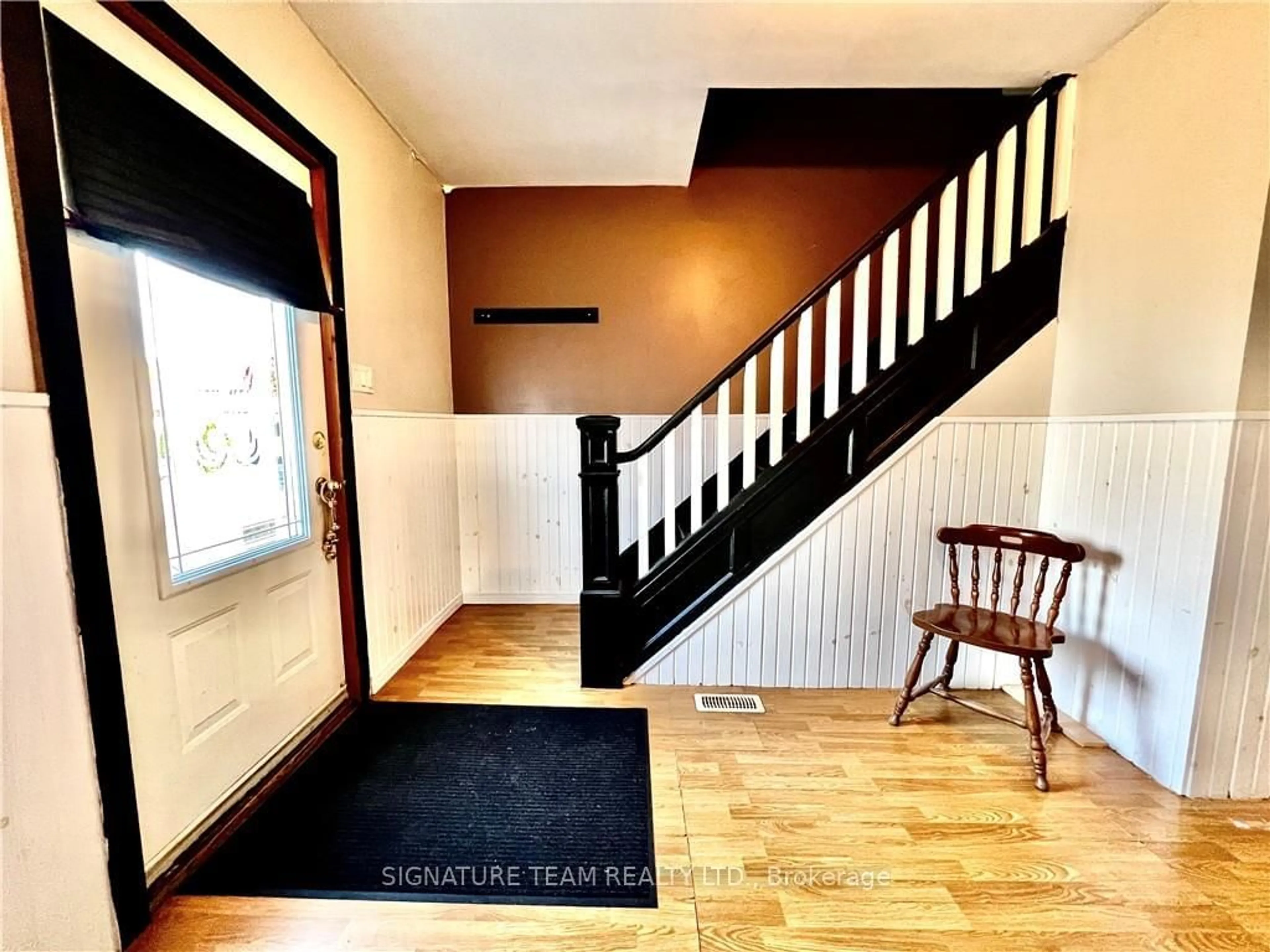 Indoor entryway, wood floors for 465 SOMERSET St, Pembroke Ontario K8A 4C5