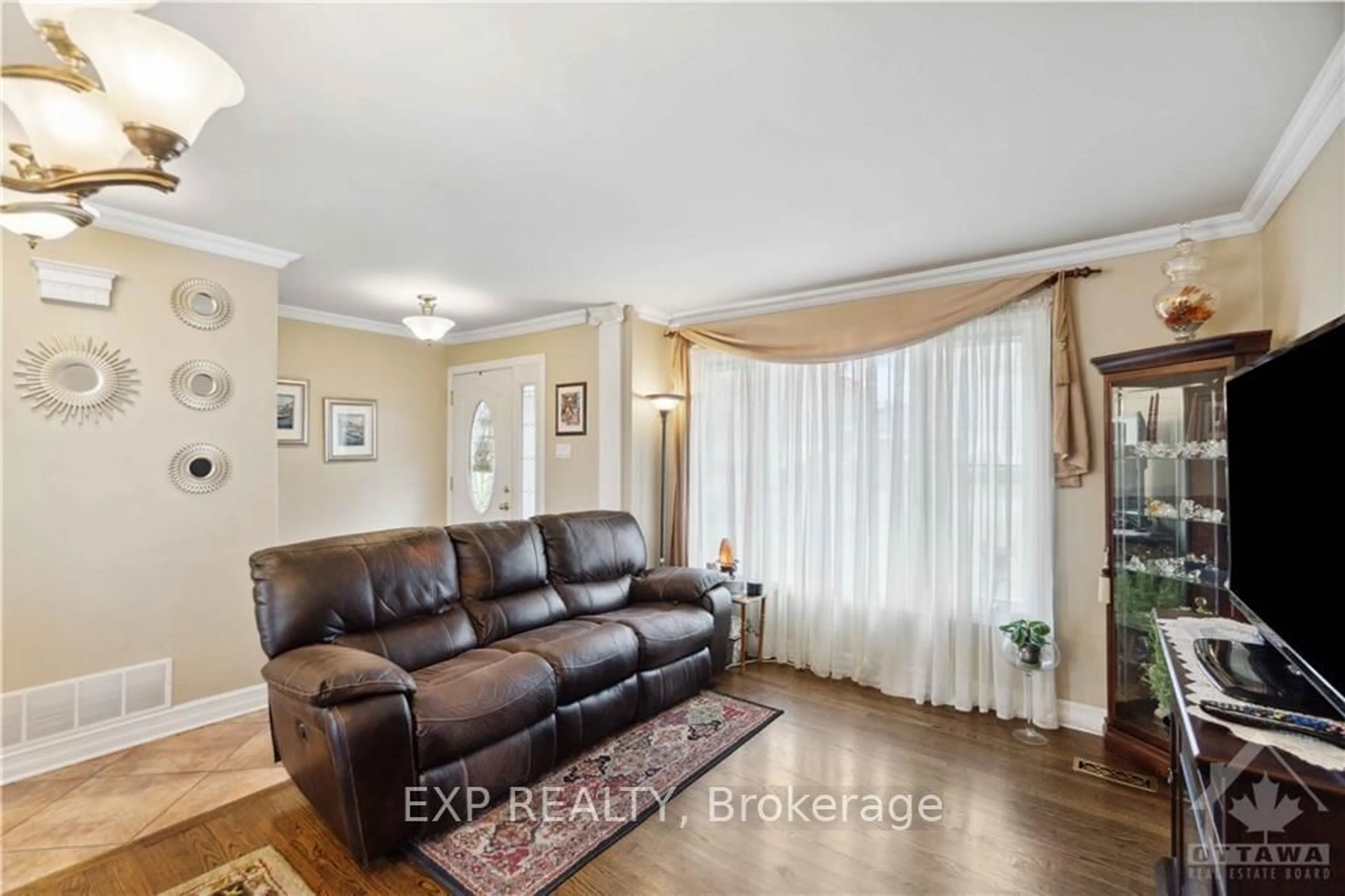 Living room, wood floors for 9 LARGO Cres, Meadowlands - Crestview and Area Ontario K2G 3C6