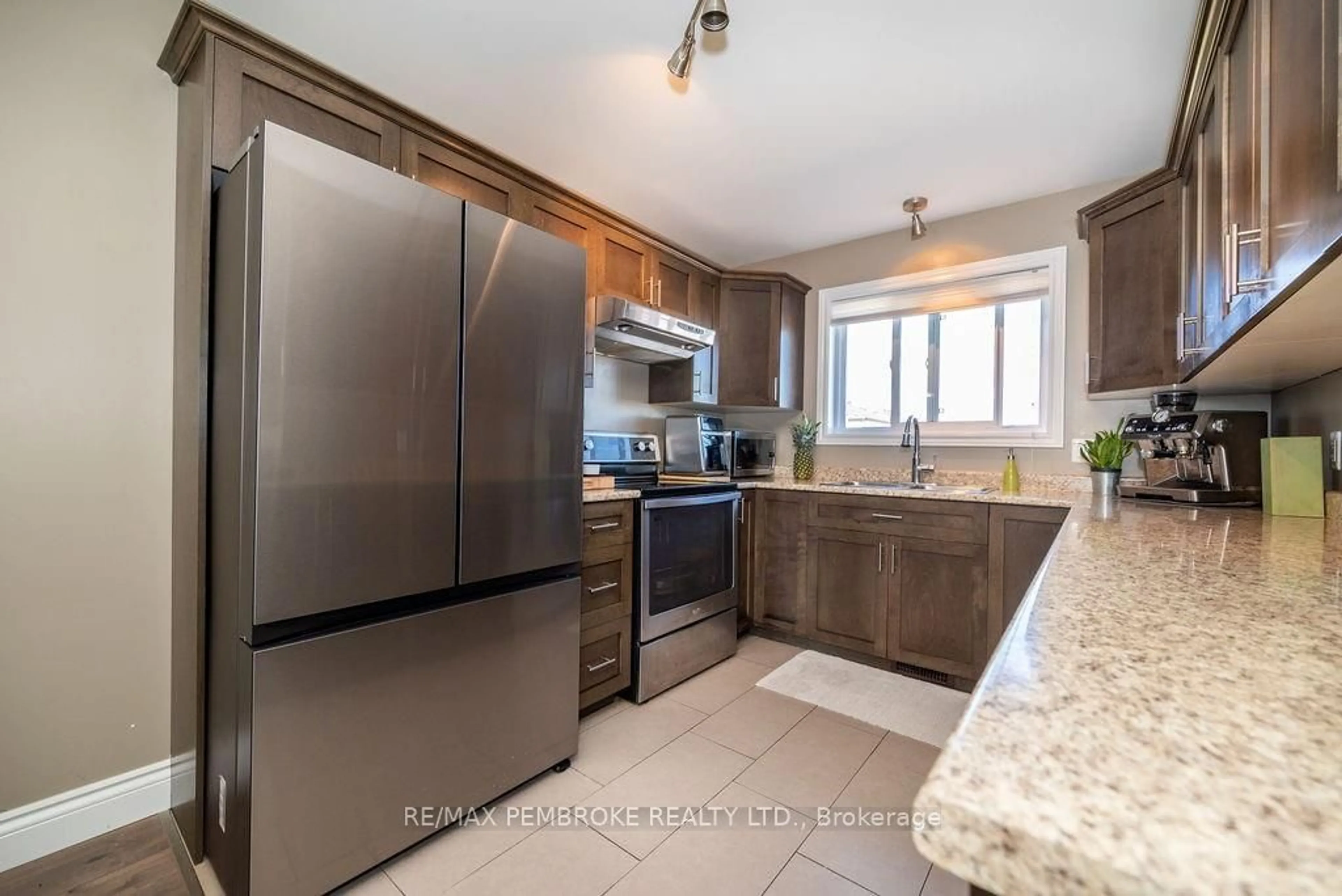 Open concept kitchen for 16 WILLIAM THOMAS Dr, Petawawa Ontario K8H 0C3