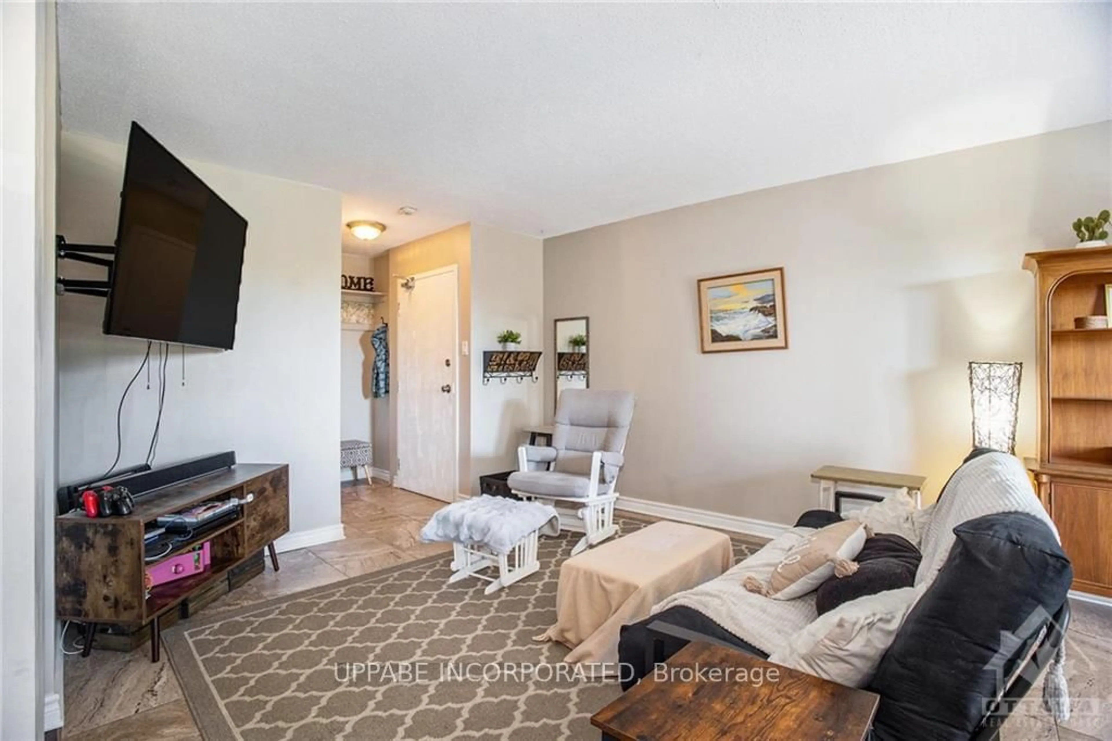 Living room, wood floors for 250 BRITTANY Dr #304, Manor Park - Cardinal Glen and Area Ontario K1K 4M1