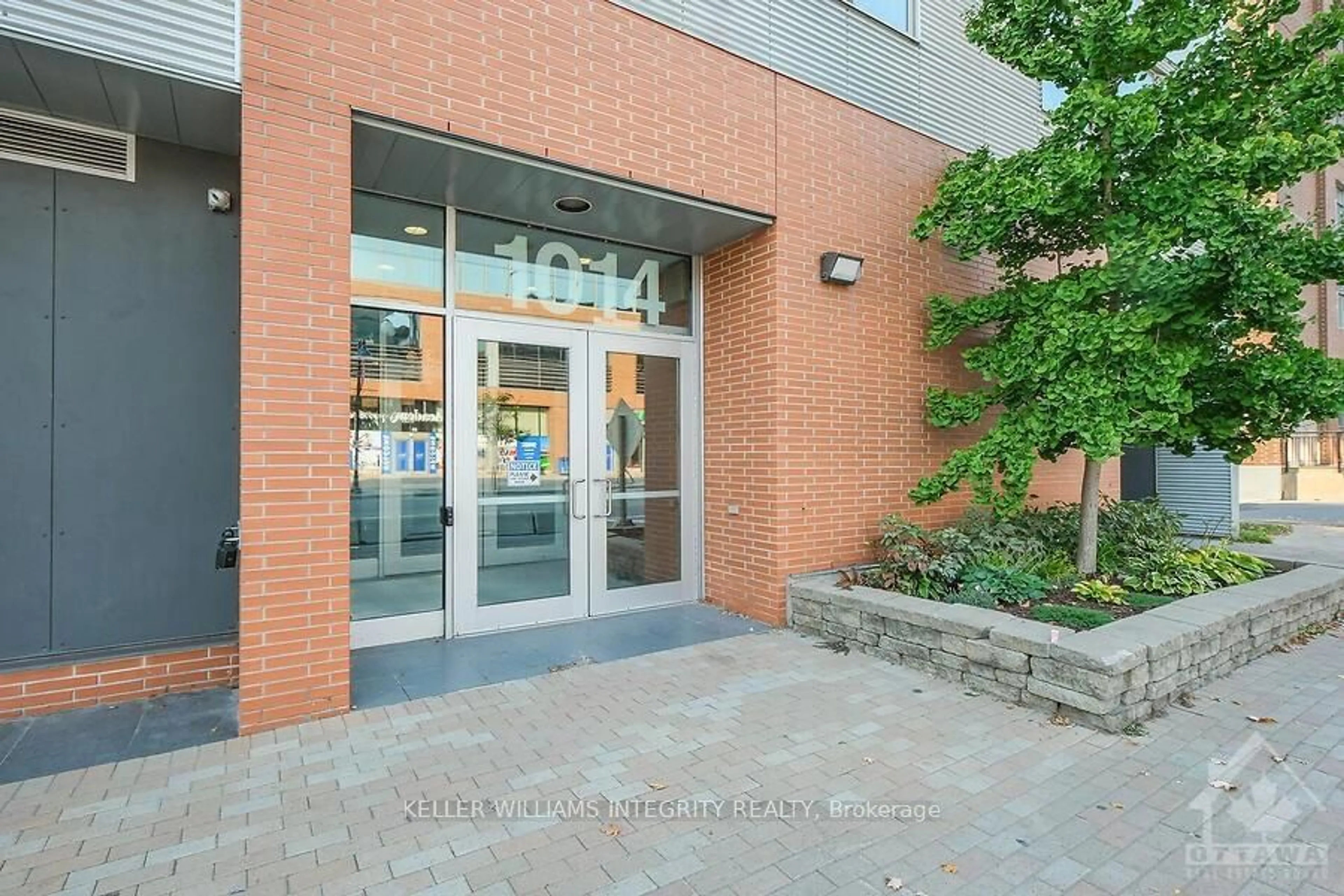 Indoor foyer for 1014 BANK St #102, Glebe - Ottawa East and Area Ontario K1S 3W8