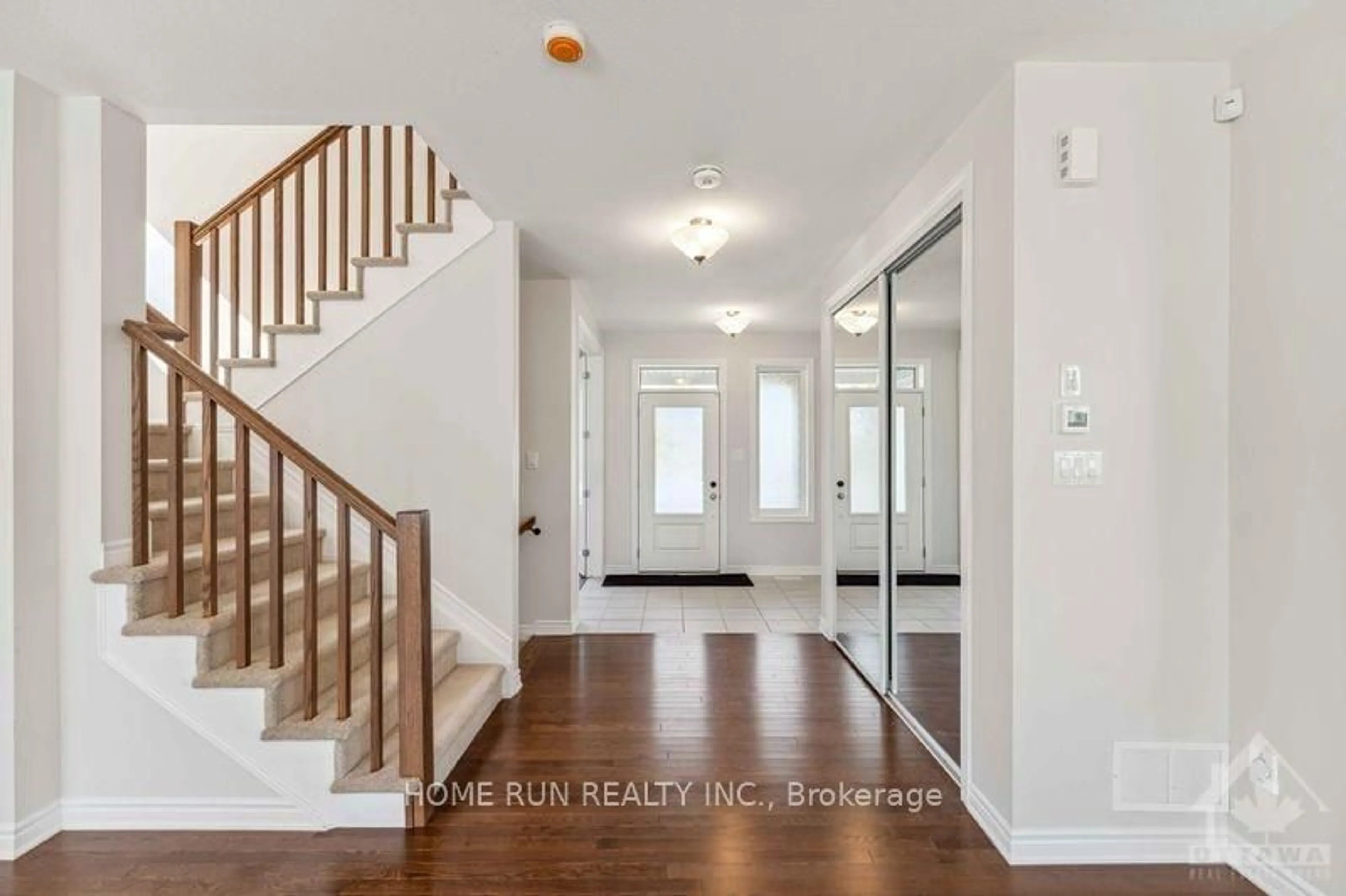 Indoor entryway, wood floors for 752 VENNECY Terr, Orleans - Convent Glen and Area Ontario K1W 1H2