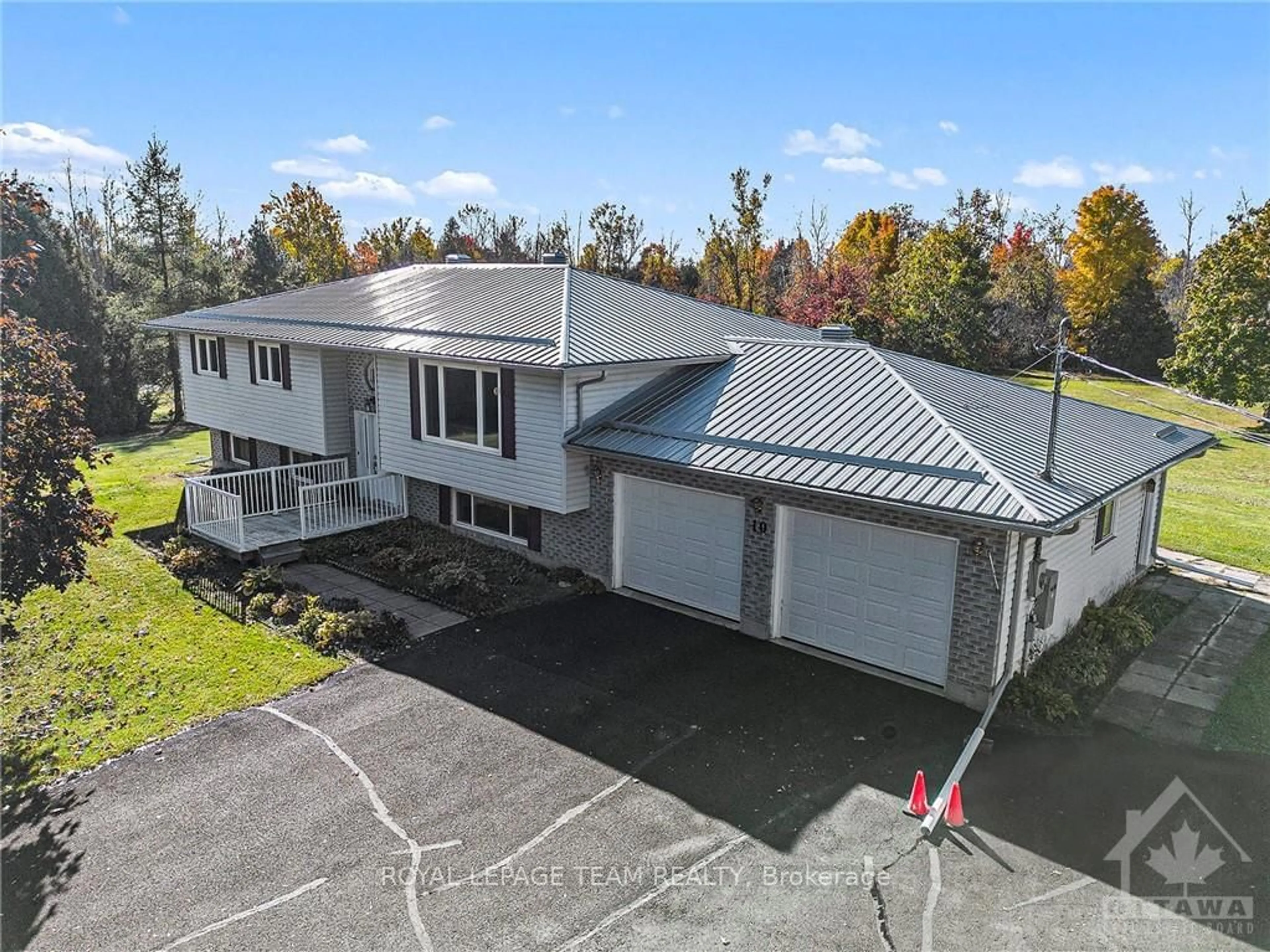 Frontside or backside of a home, the front or back of building for 10 CACHET Dr, Rideau Lakes Ontario K7A 0C6