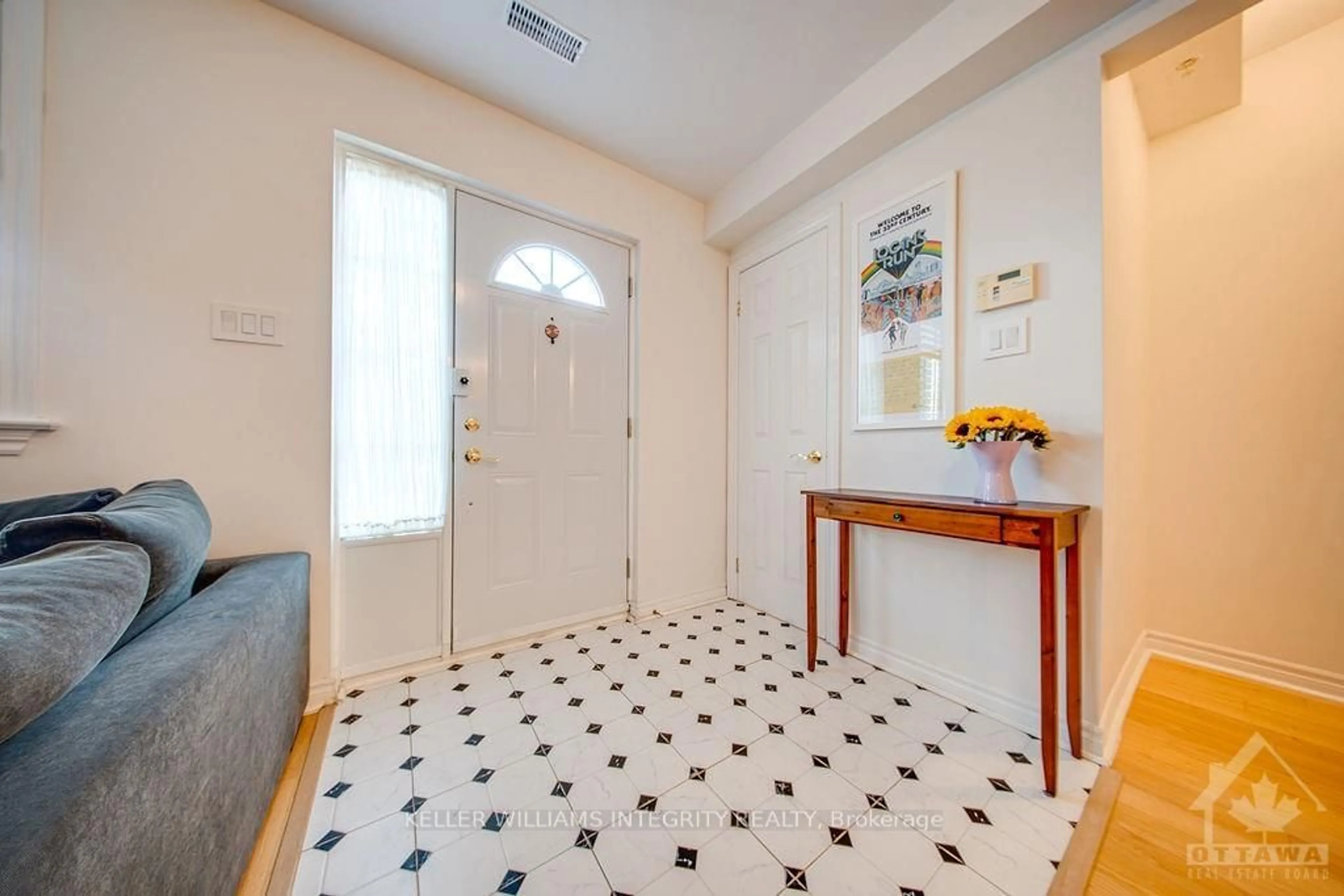 Indoor entryway, ceramic floors for 253 CUMBERLAND St, Lower Town - Sandy Hill Ontario K1N 8W6