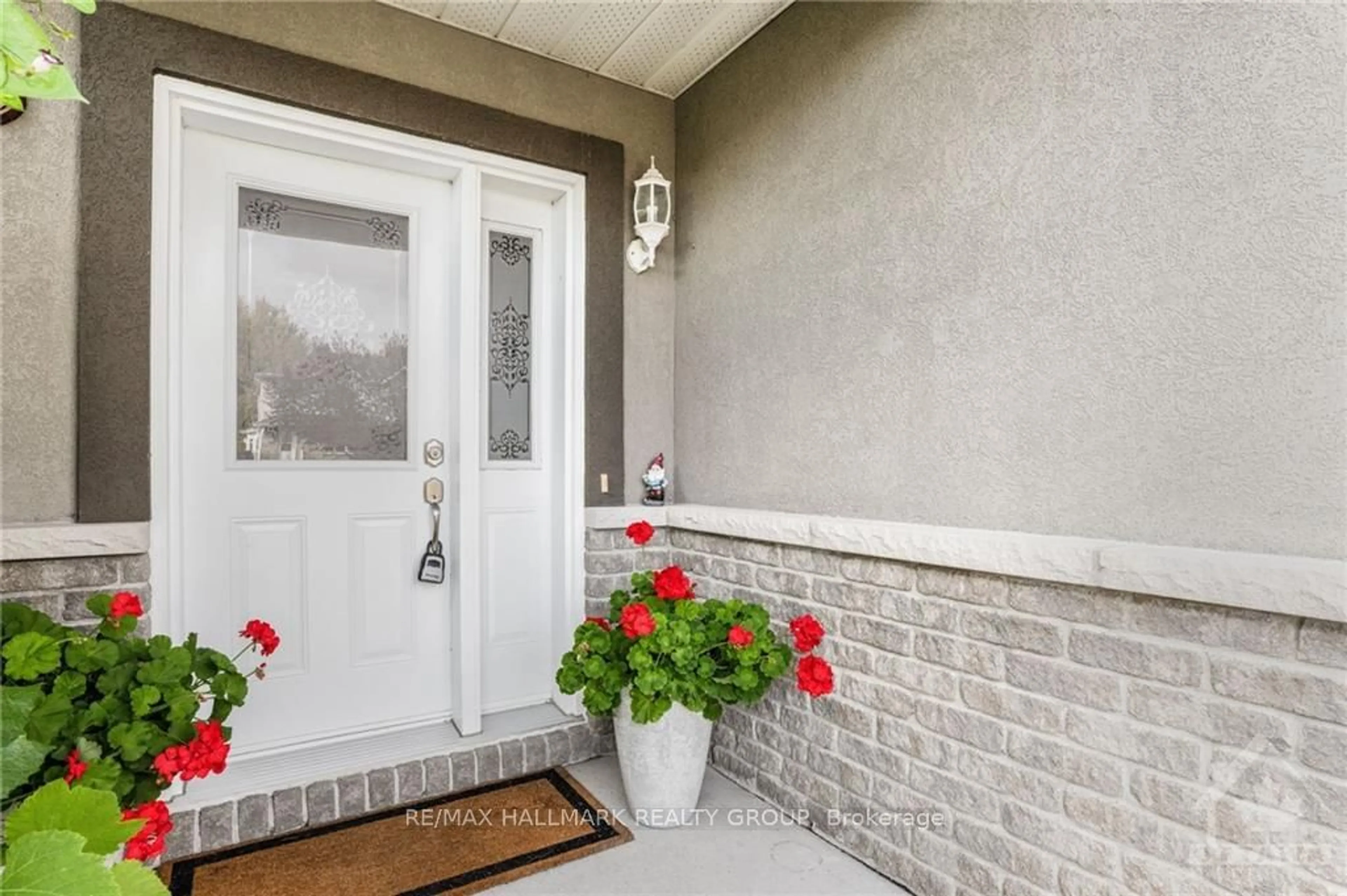 Indoor entryway, cement floor for 237 TRILLIUM Circ, Alfred and Plantagenet Ontario K0A 3K0