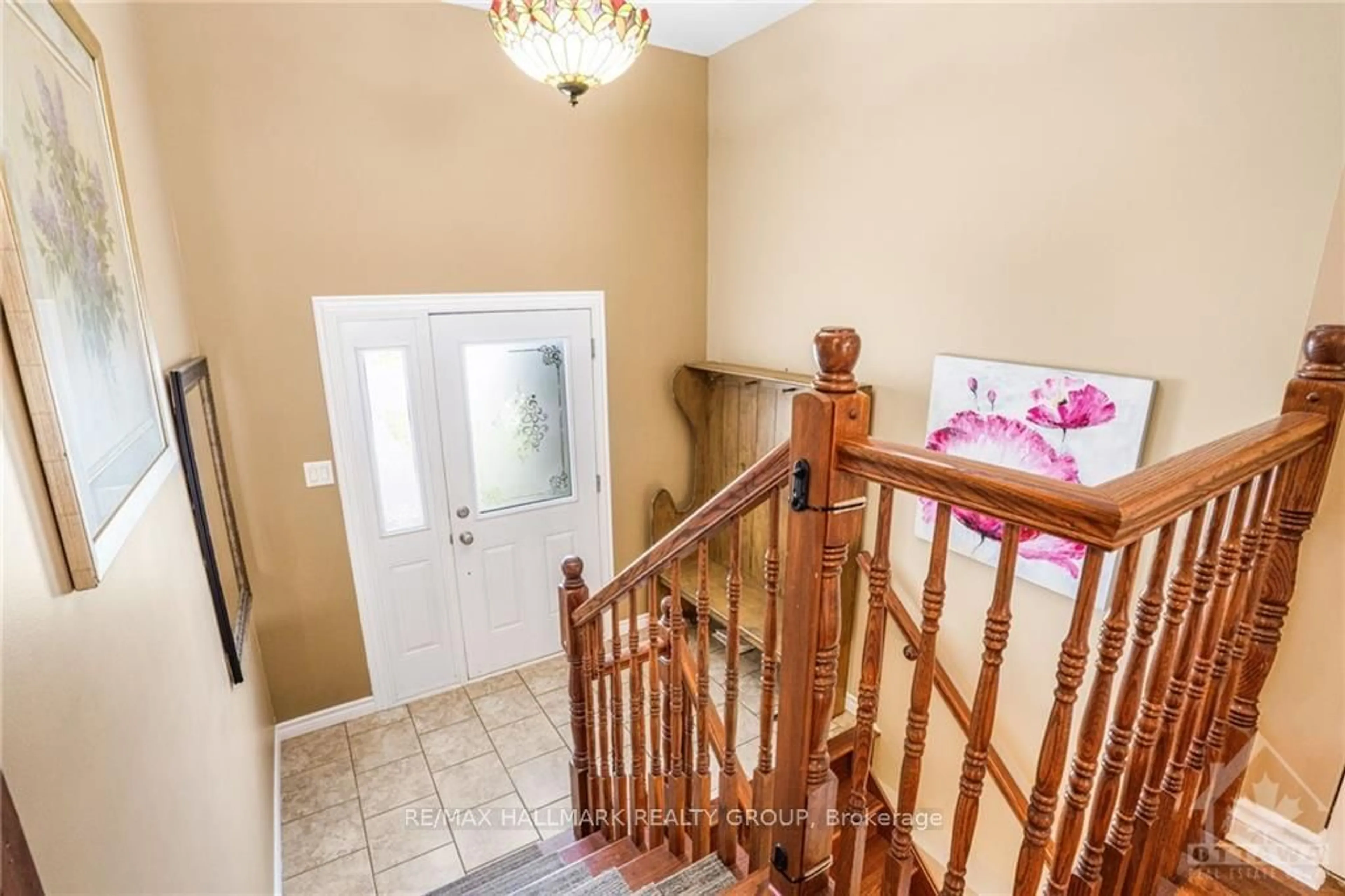 Indoor foyer, wood floors for 237 TRILLIUM Circ, Prescott and Russell Ontario K0A 3K0