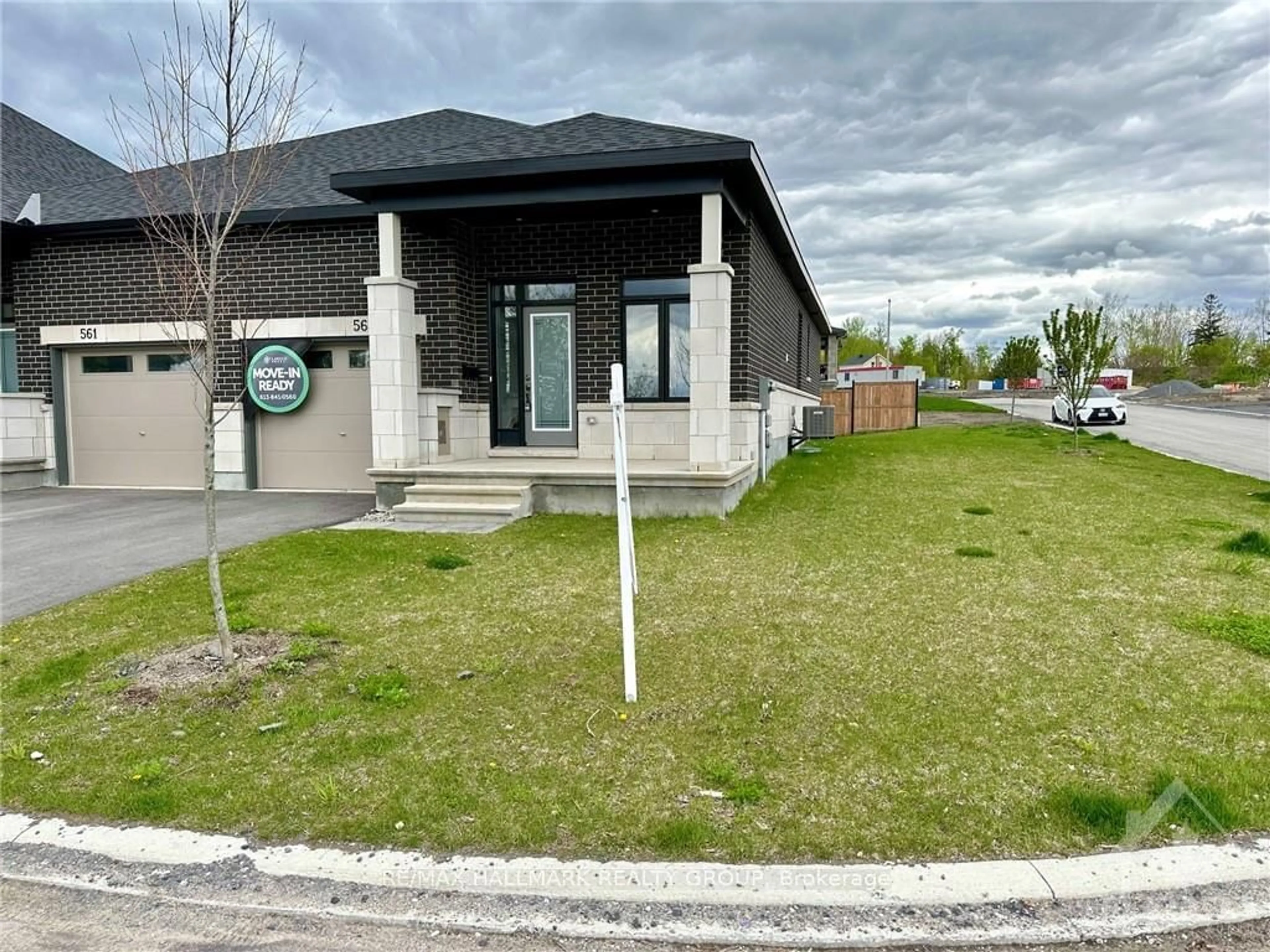 Frontside or backside of a home, the street view for 563 KNOTRIDGE St, Orleans - Convent Glen and Area Ontario K1W 0M2