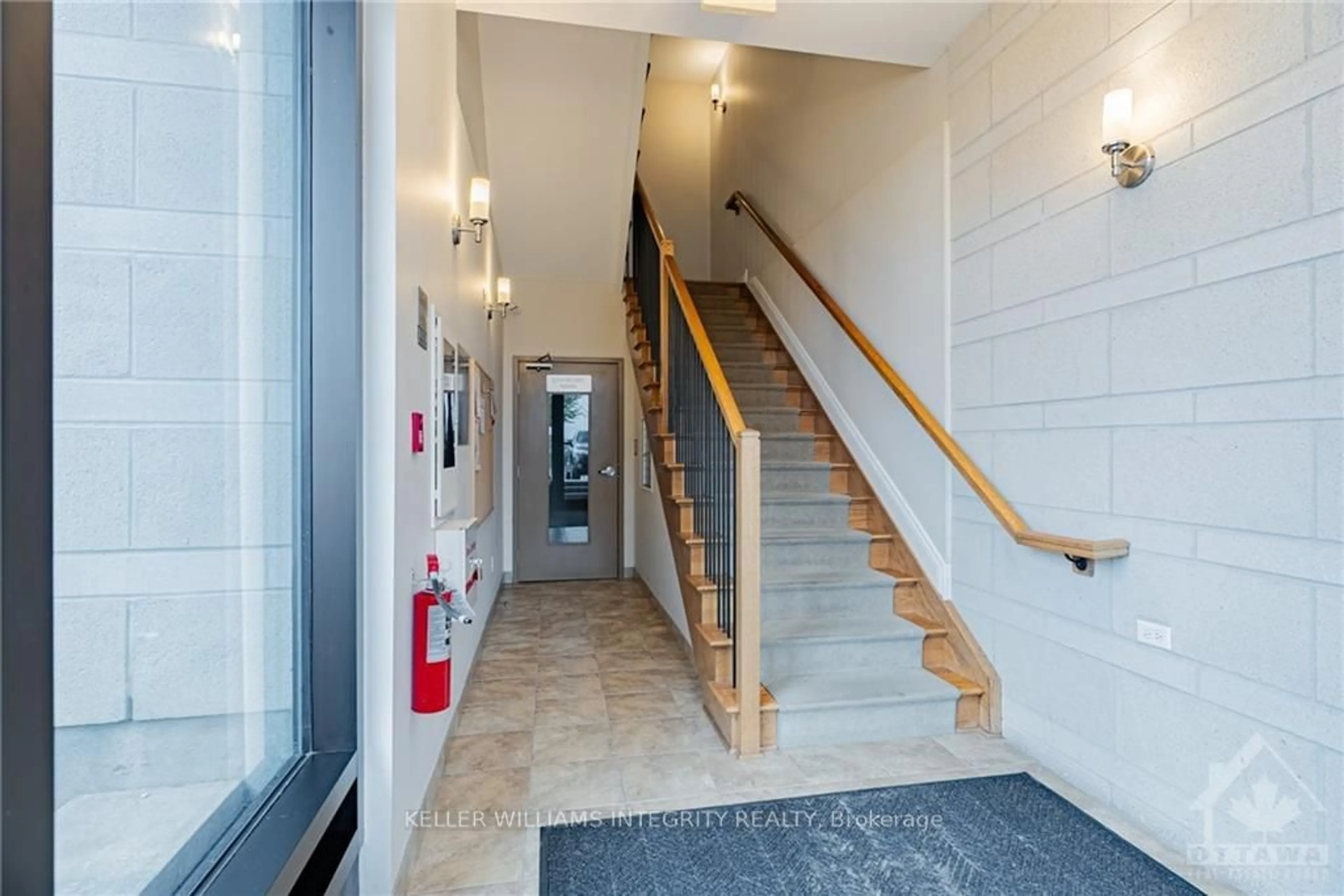 Indoor foyer, wood floors for 160 GUELPH #103, Kanata Ontario K2T 0C3