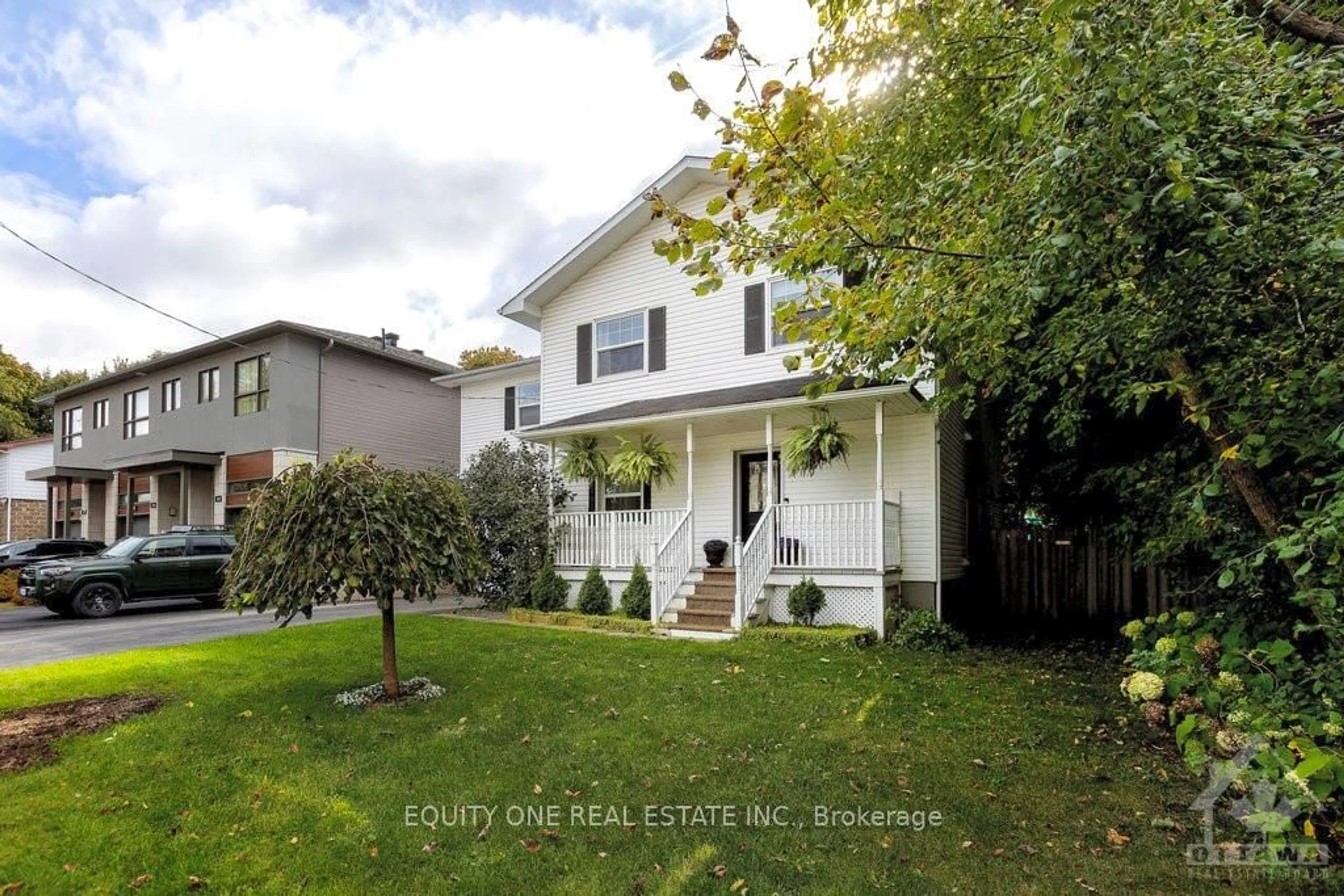 Frontside or backside of a home, the fenced backyard for 552 MUTUAL St, Overbook - Castleheights and Area Ontario K1K 1C6