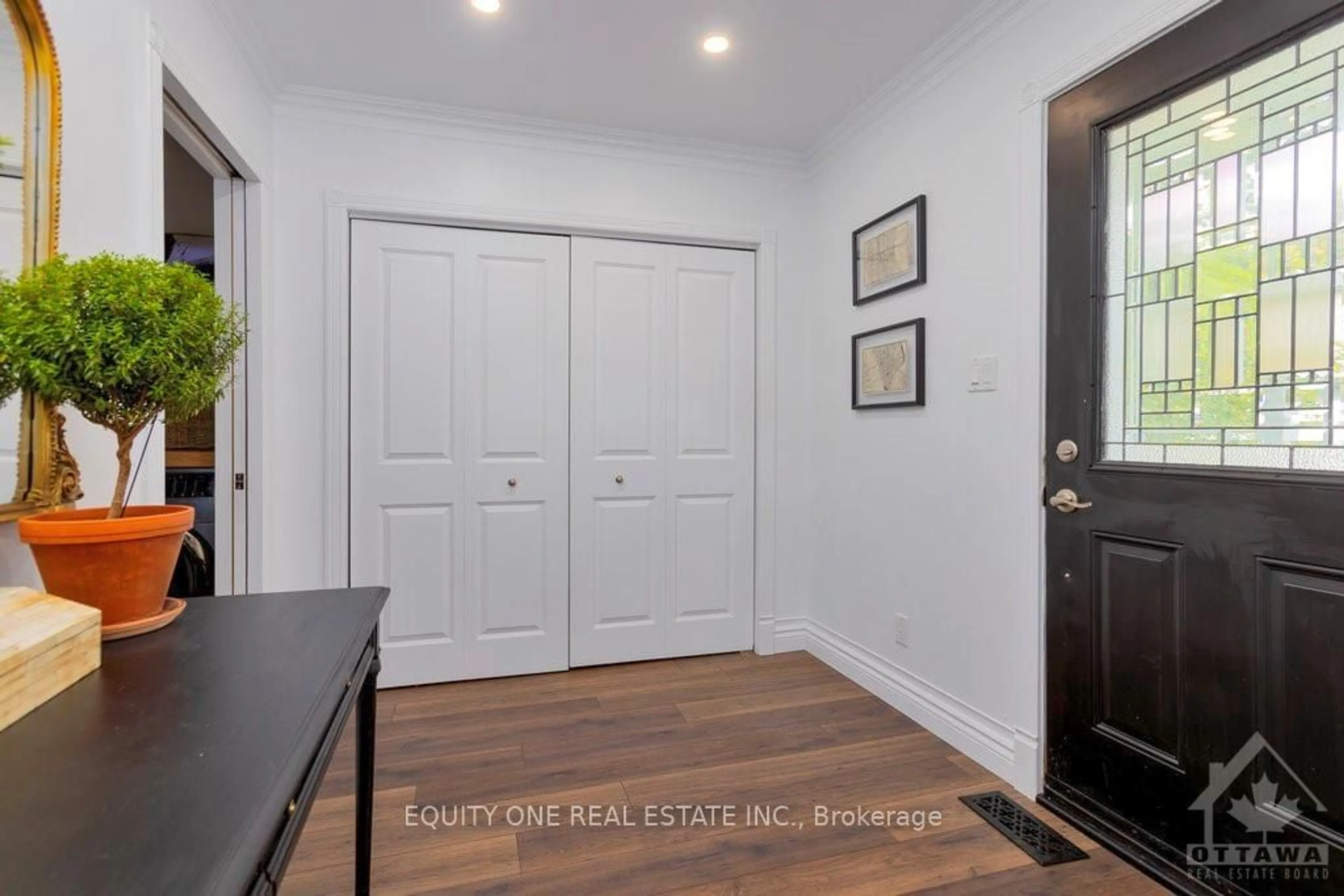 Indoor entryway, wood floors for 552 MUTUAL St, Overbook - Castleheights and Area Ontario K1K 1C6