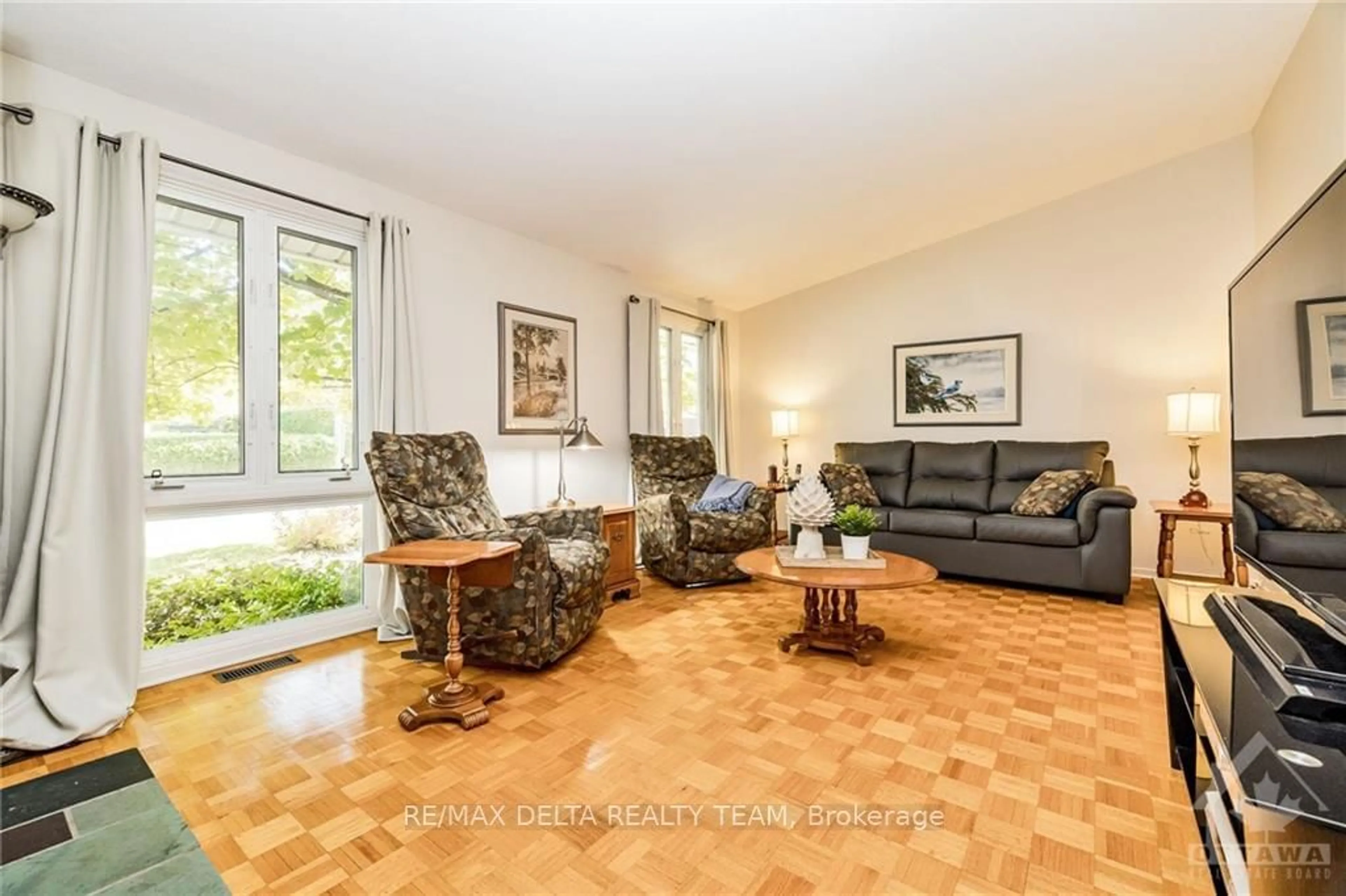 Living room, wood floors for 564 LA VERENDRYE Dr, Beacon Hill North - South and Area Ontario K1J 7X2