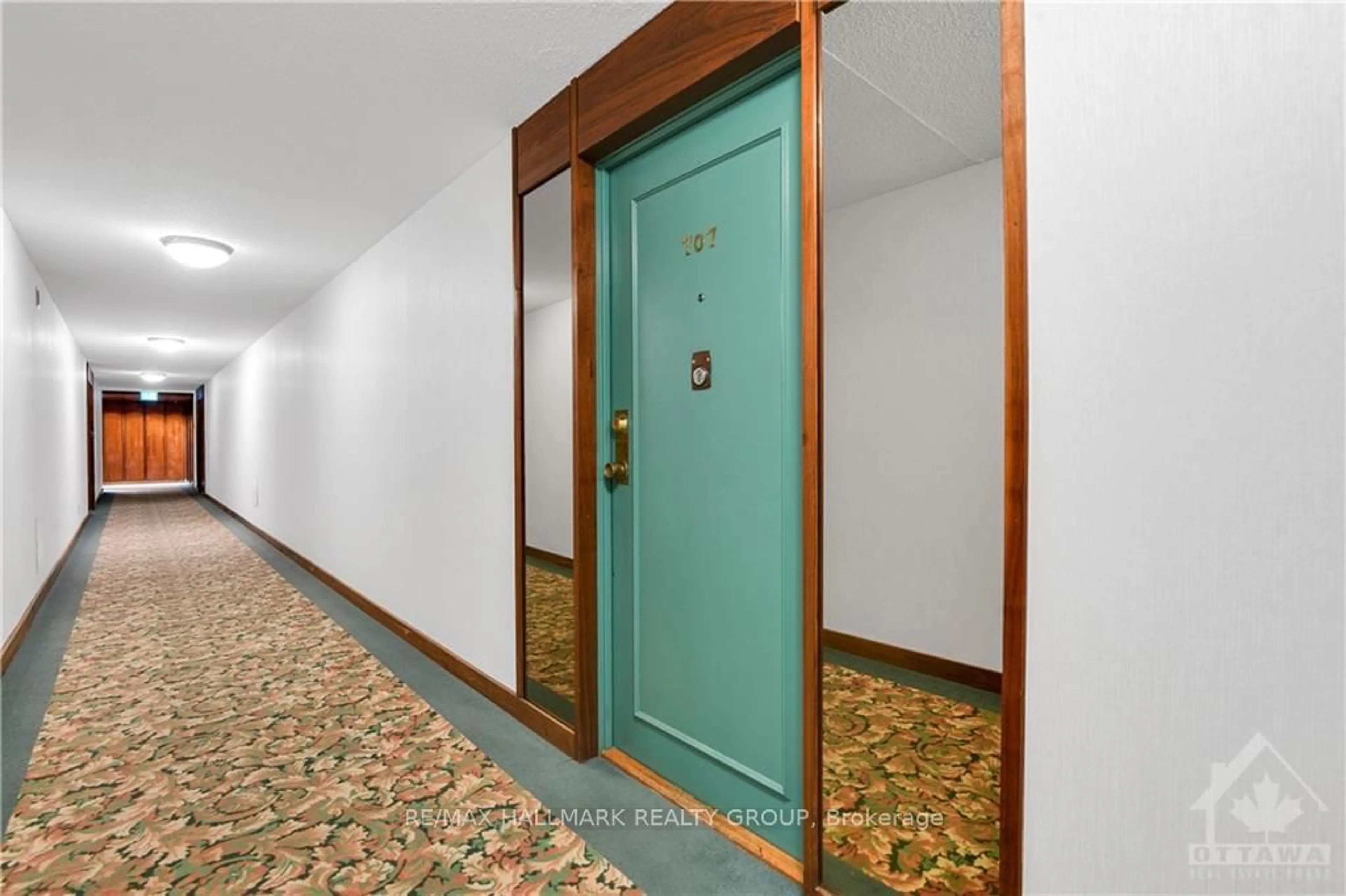 Indoor foyer, wood floors for 2951 RIVERSIDE Dr #707, Billings Bridge - Riverside Park and Area Ontario K1V 8W6