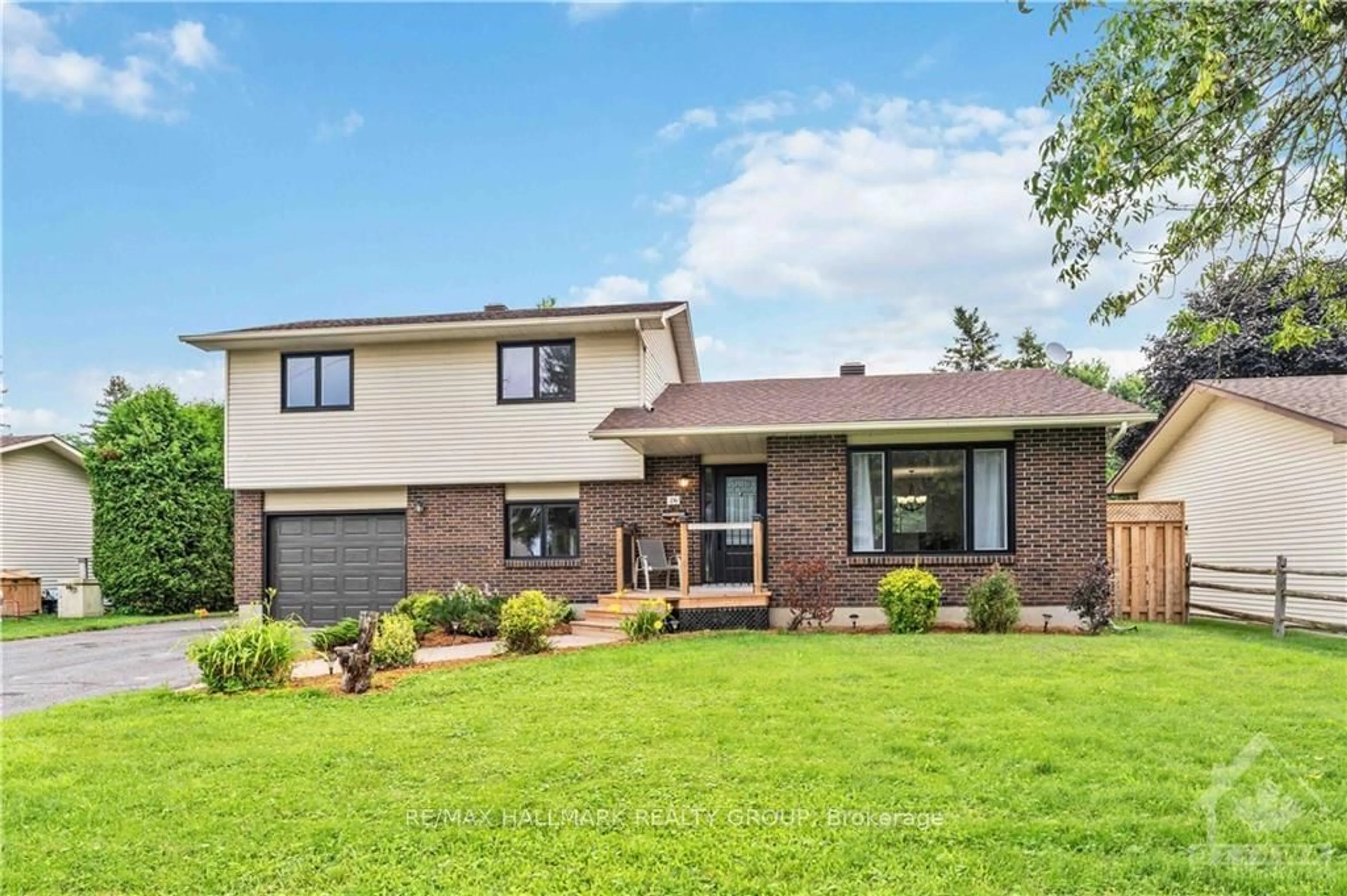 Home with brick exterior material for 26 FORTUNE St, Stittsville - Munster - Richmond Ontario K0A 2Z0