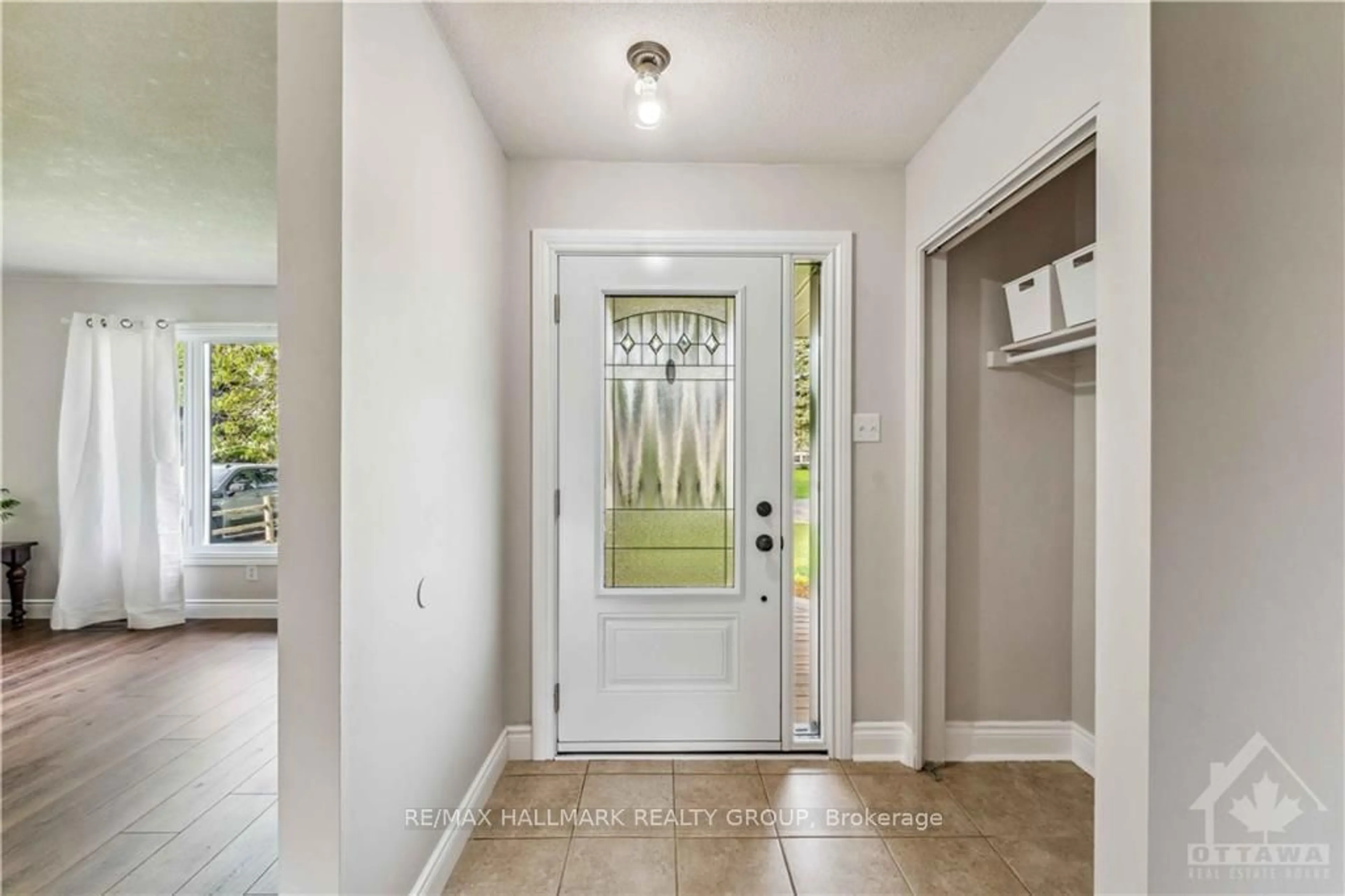 Indoor entryway, wood floors for 26 FORTUNE St, Stittsville - Munster - Richmond Ontario K0A 2Z0