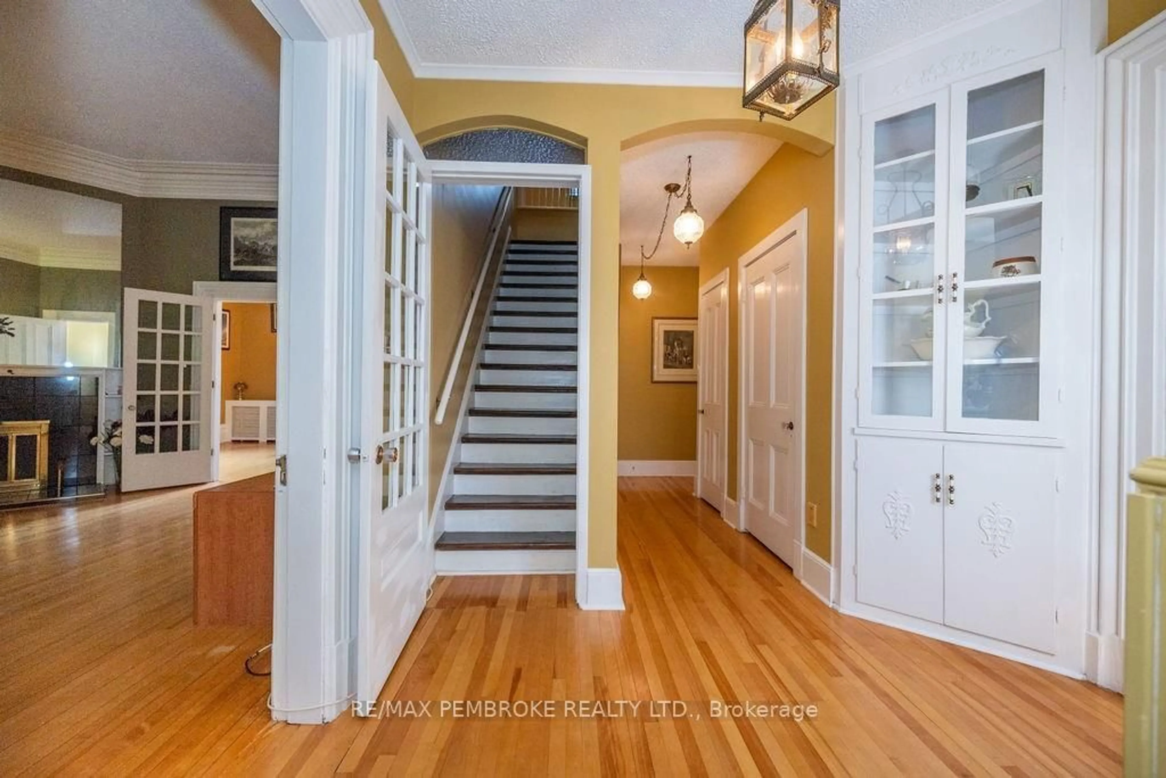 Indoor entryway, wood floors for 311 SUPPLE St, Pembroke Ontario K8A 3H3