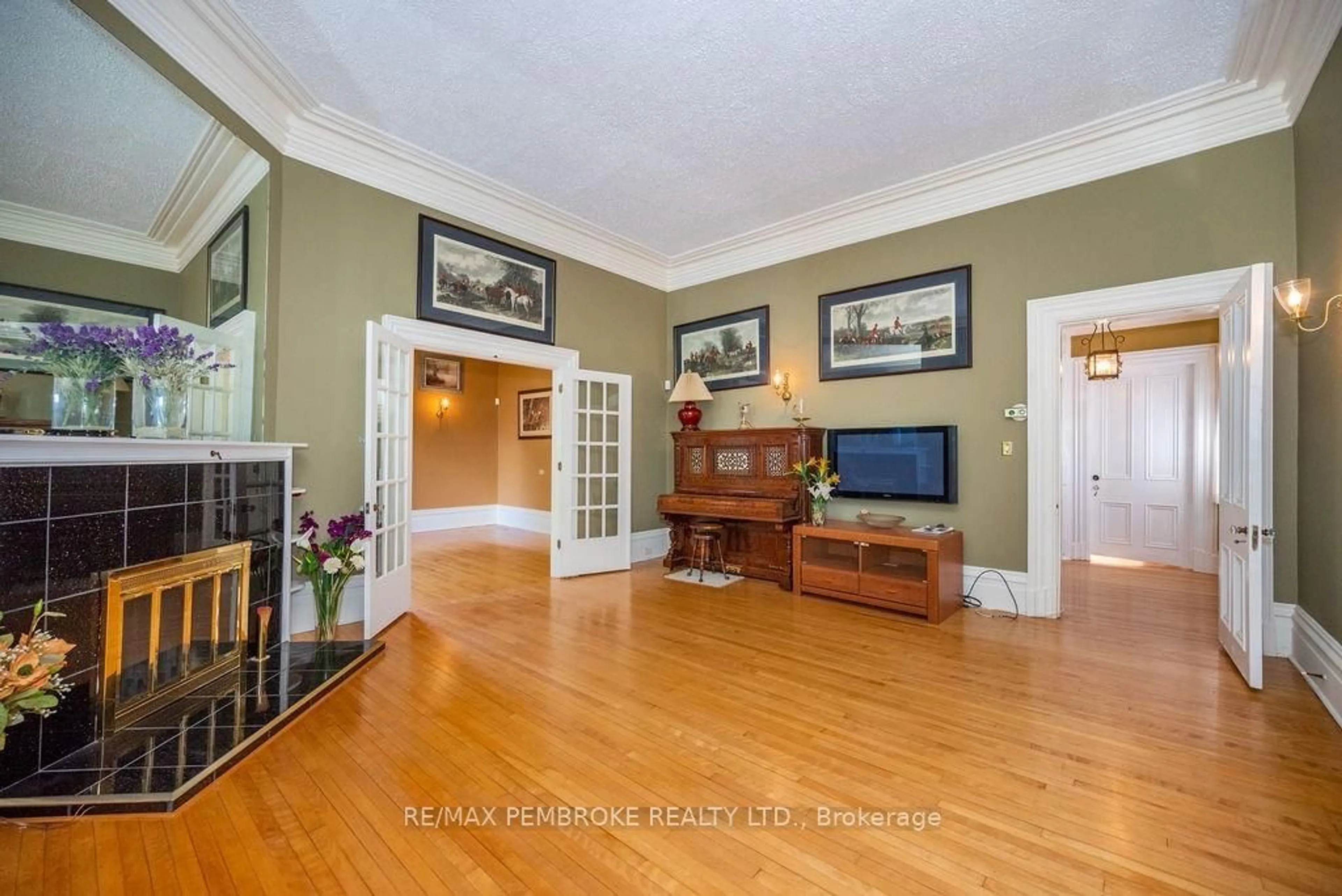 Living room, wood floors for 311 SUPPLE St, Pembroke Ontario K8A 3H3